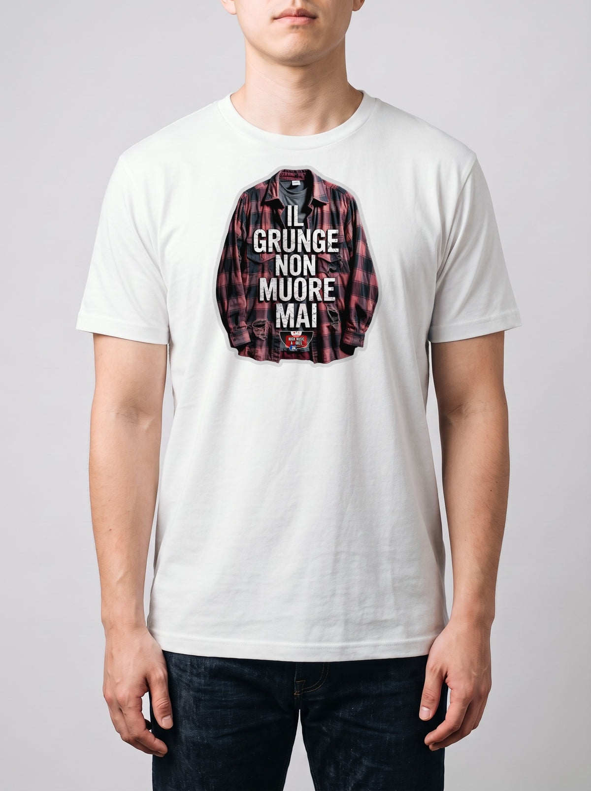 Corporatura media, 180 cm per 78 kg, con la t-shirt bianca «Il grunge non muore mai» in taglia L (ricostruzione al computer)