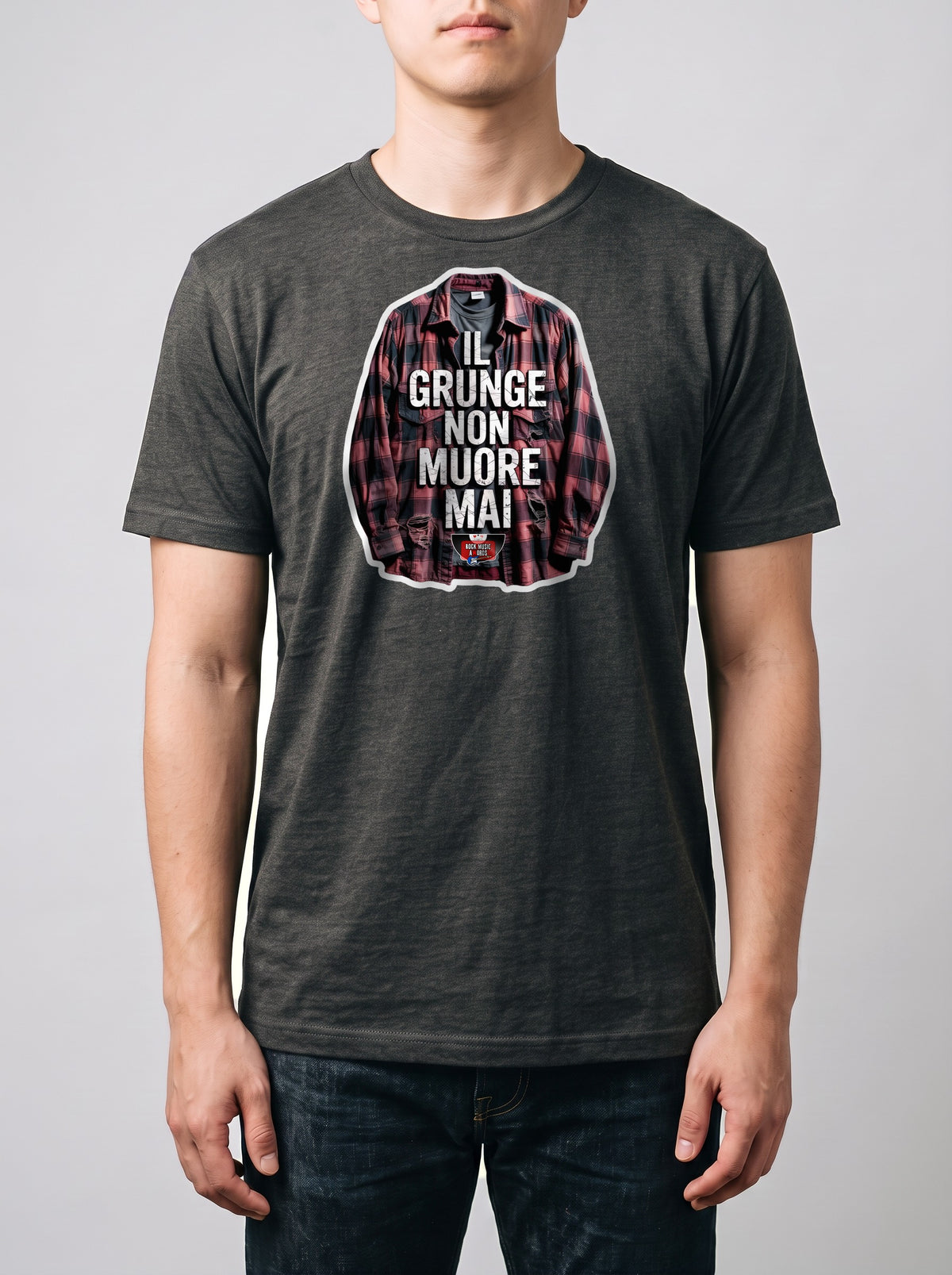 Corporatura media, 180 cm per 78 kg, con la t-shirt grigio melange «Il grunge non muore mai» in taglia L (ricostruzione al computer)