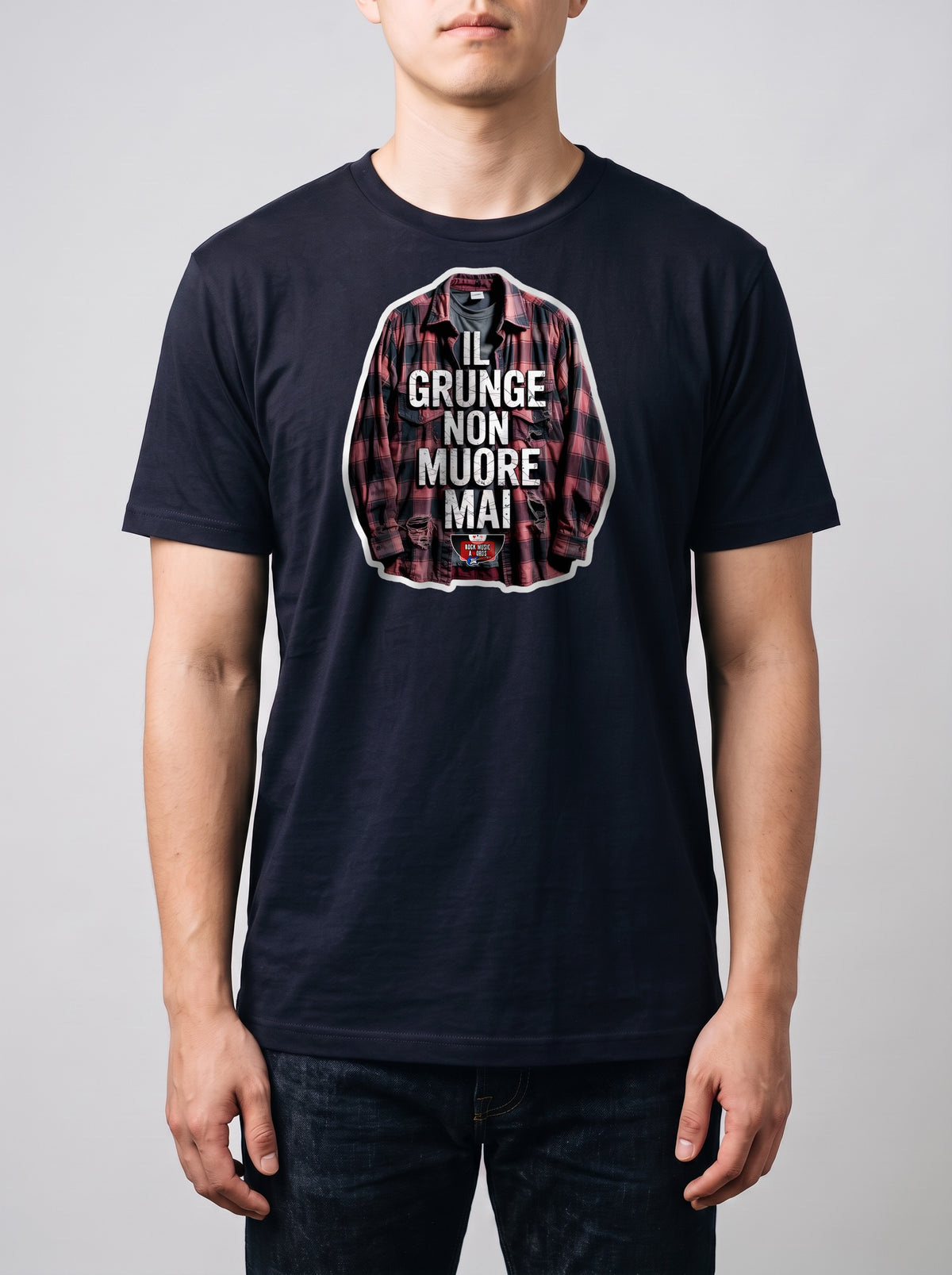 Corporatura media, 180 cm per 78 kg, con la t-shirt blu navy «Il grunge non muore mai» in taglia L (ricostruzione al computer)