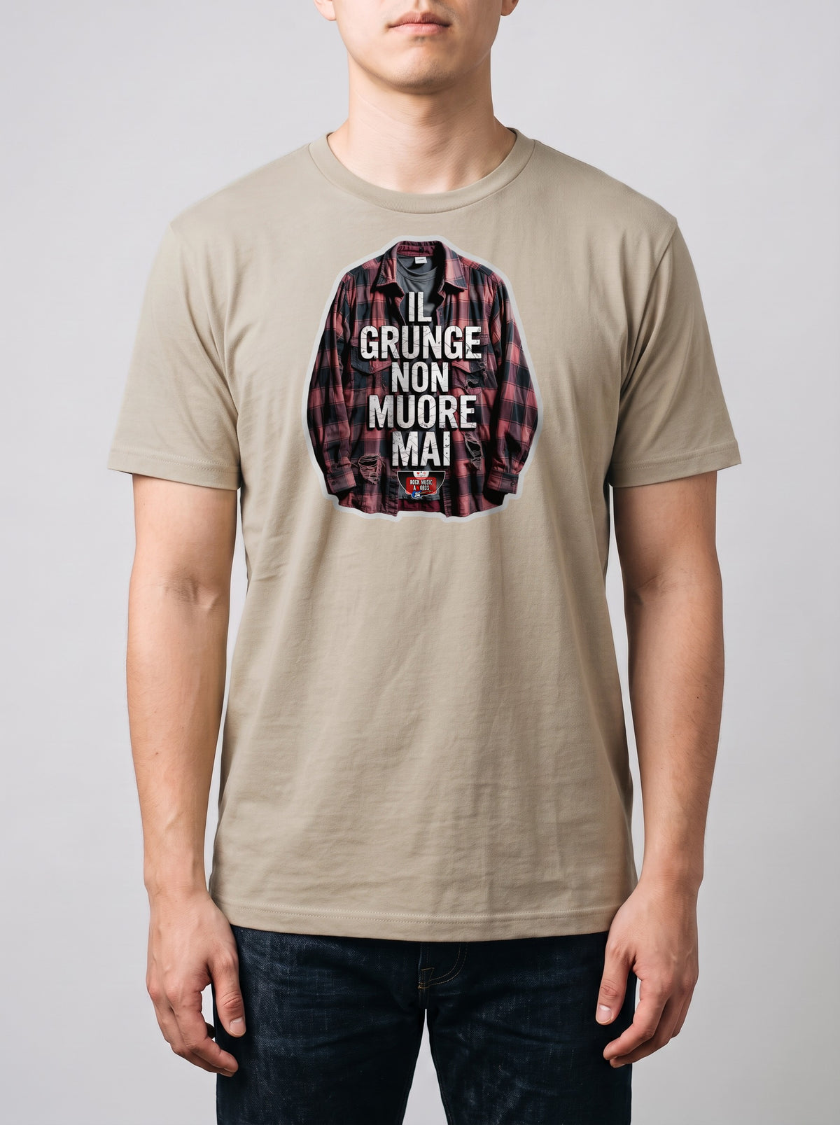 Corporatura media, 180 cm per 78 kg, con la t-shirt color sabbia «Il grunge non muore mai» in taglia L (ricostruzione al computer)