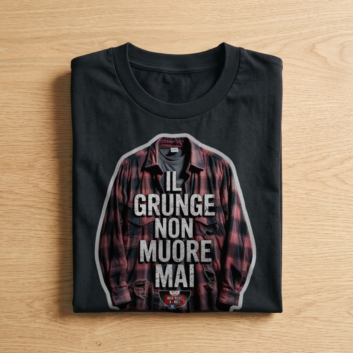 La t-shirt nera «Il grunge non muore mai» piegata su un piano di legno, come arriva a casa (ricostruzione al computer)
