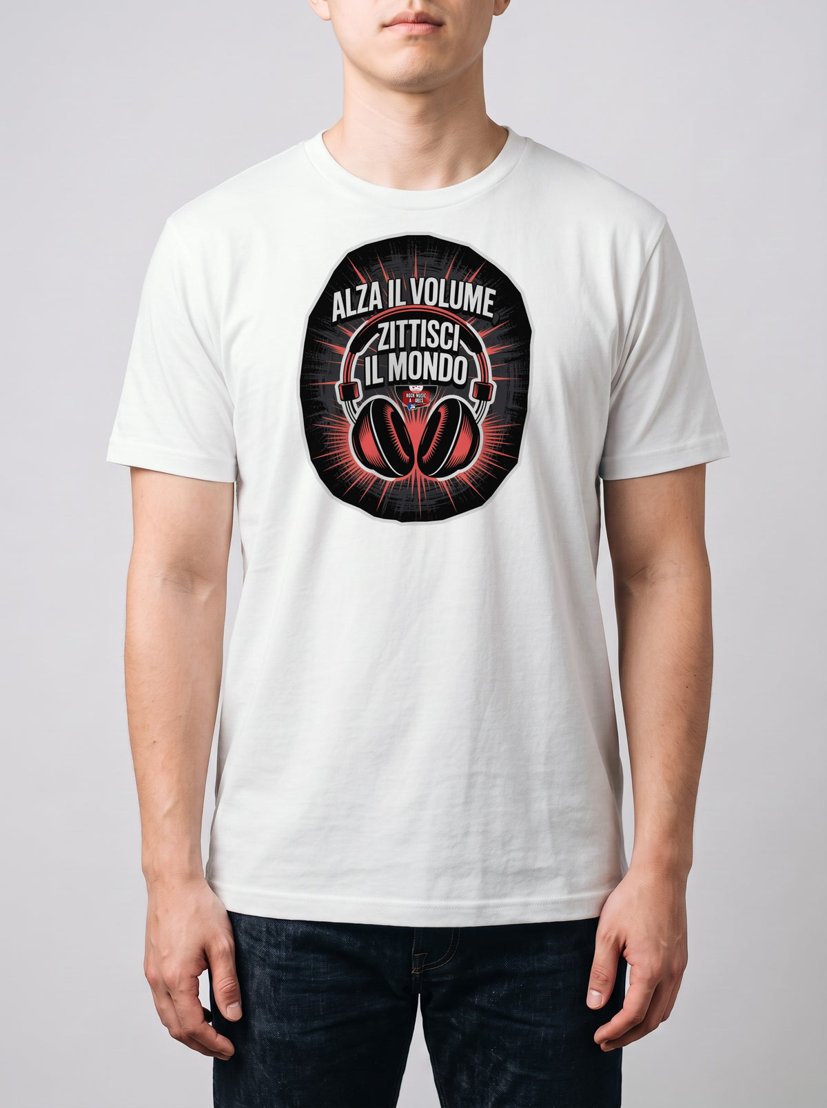 Corporatura media, 180 cm per 78 kg, con la t-shirt bianca «Alza il volume, zittisci il mondo» in taglia L (ricostruzione al computer)