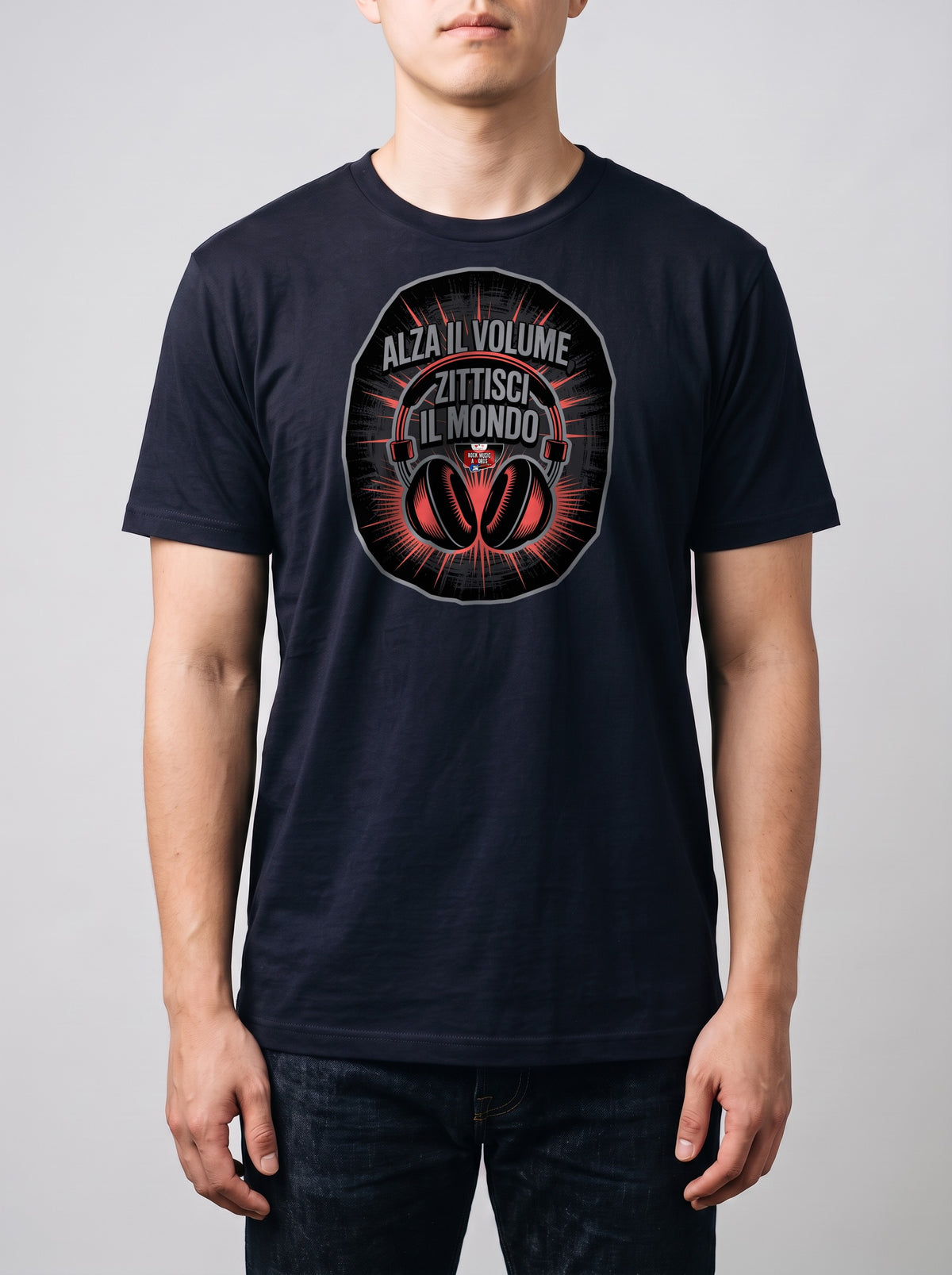 Corporatura media, 180 cm per 78 kg, con la t-shirt blu navy «Alza il volume, zittisci il mondo» in taglia L (ricostruzione al computer)