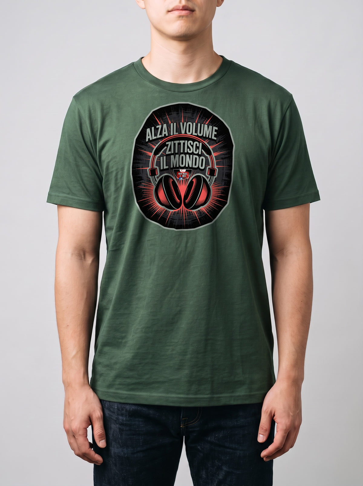 Corporatura media, 180 cm per 78 kg, con la t-shirt verde militare «Alza il volume, zittisci il mondo» in taglia L (ricostruzione al computer)