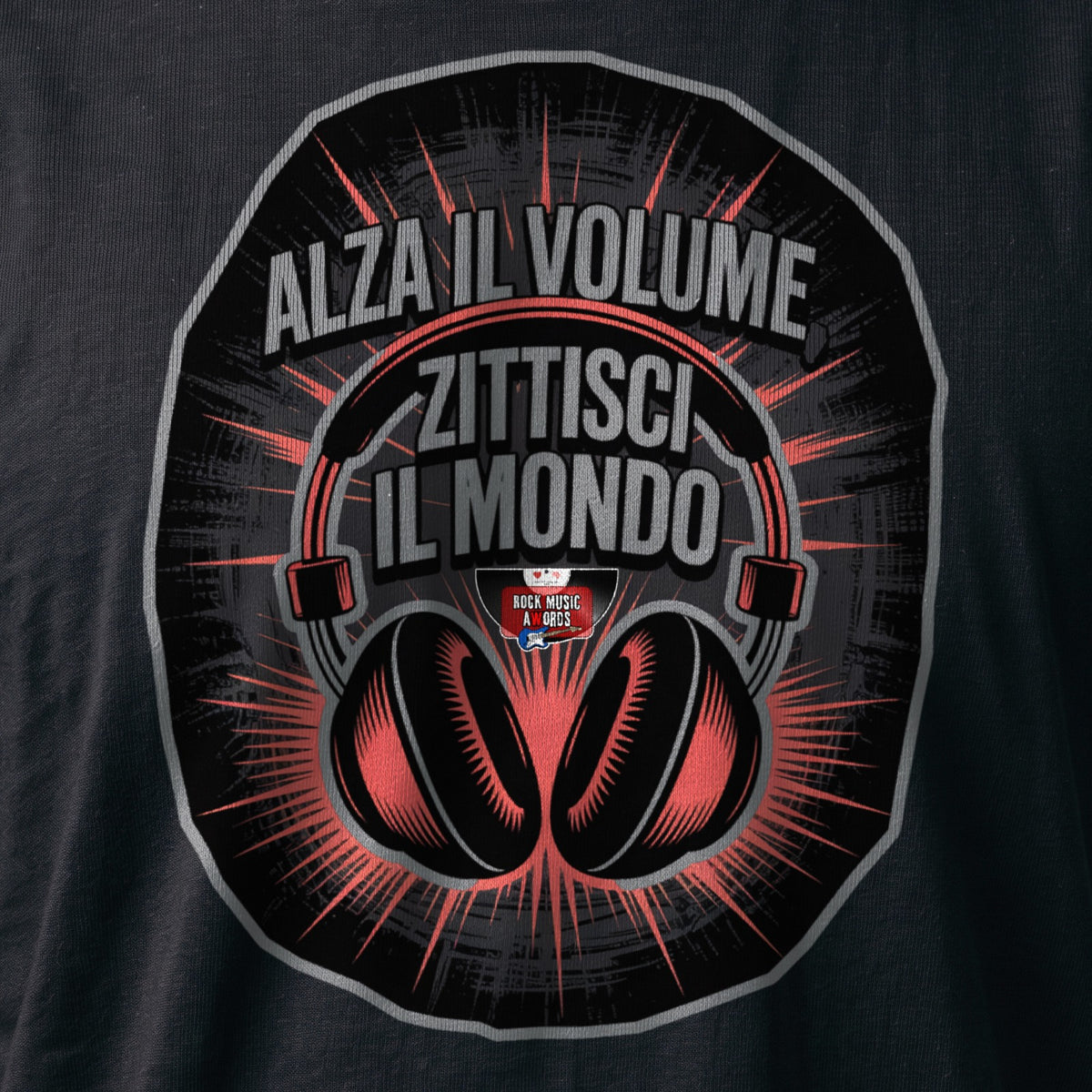 La stampa da vicino sulla t-shirt nera: «Alza il volume, zittisci il mondo», sul cotone (ricostruzione al computer)