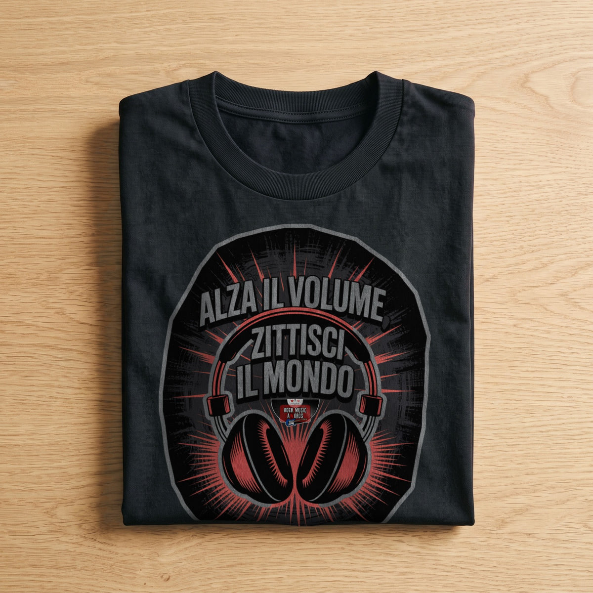 La t-shirt nera «Alza il volume, zittisci il mondo» piegata su un piano di legno, come arriva a casa (ricostruzione al computer)