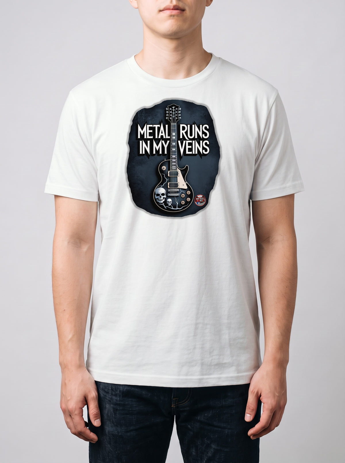 Corporatura media, 180 cm per 78 kg, con la t-shirt bianca «Metal runs in my veins» in taglia L (ricostruzione al computer)