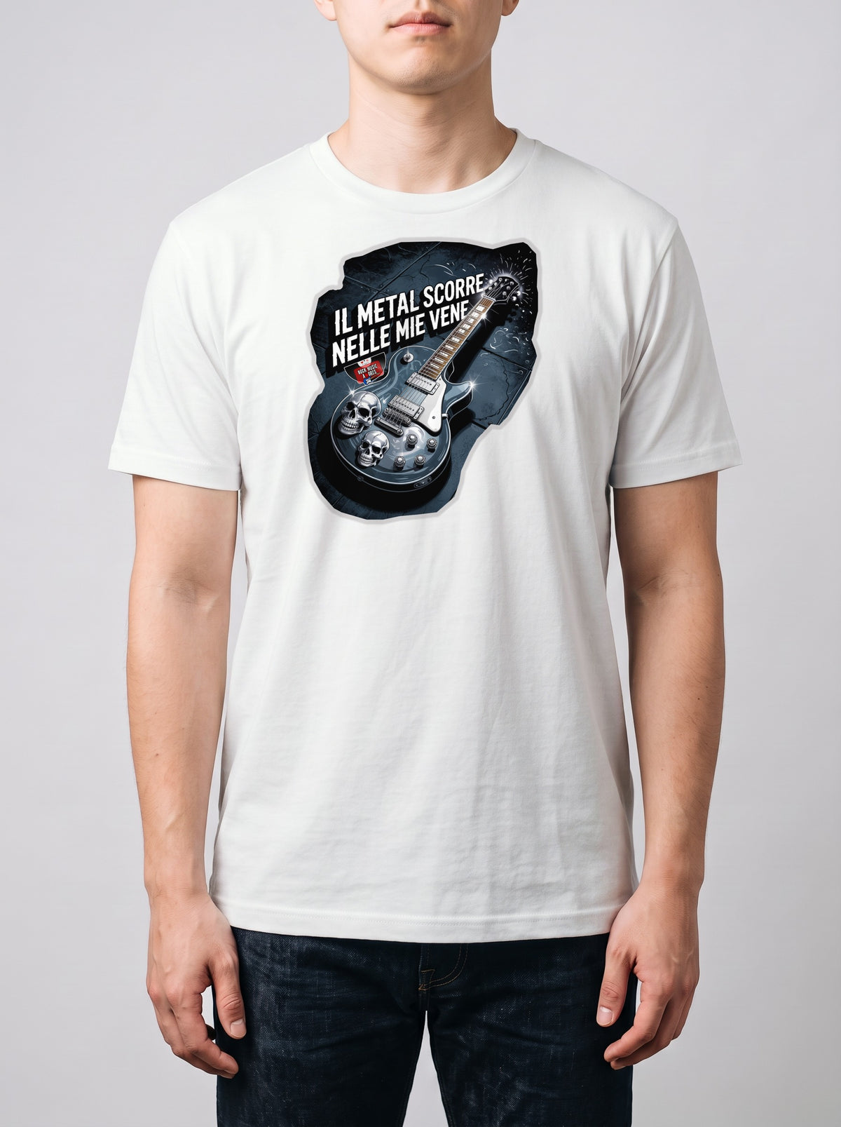 Corporatura media, 180 cm per 78 kg, con la t-shirt bianca «Il metal scorre nelle mie vene» in taglia L (ricostruzione al computer)