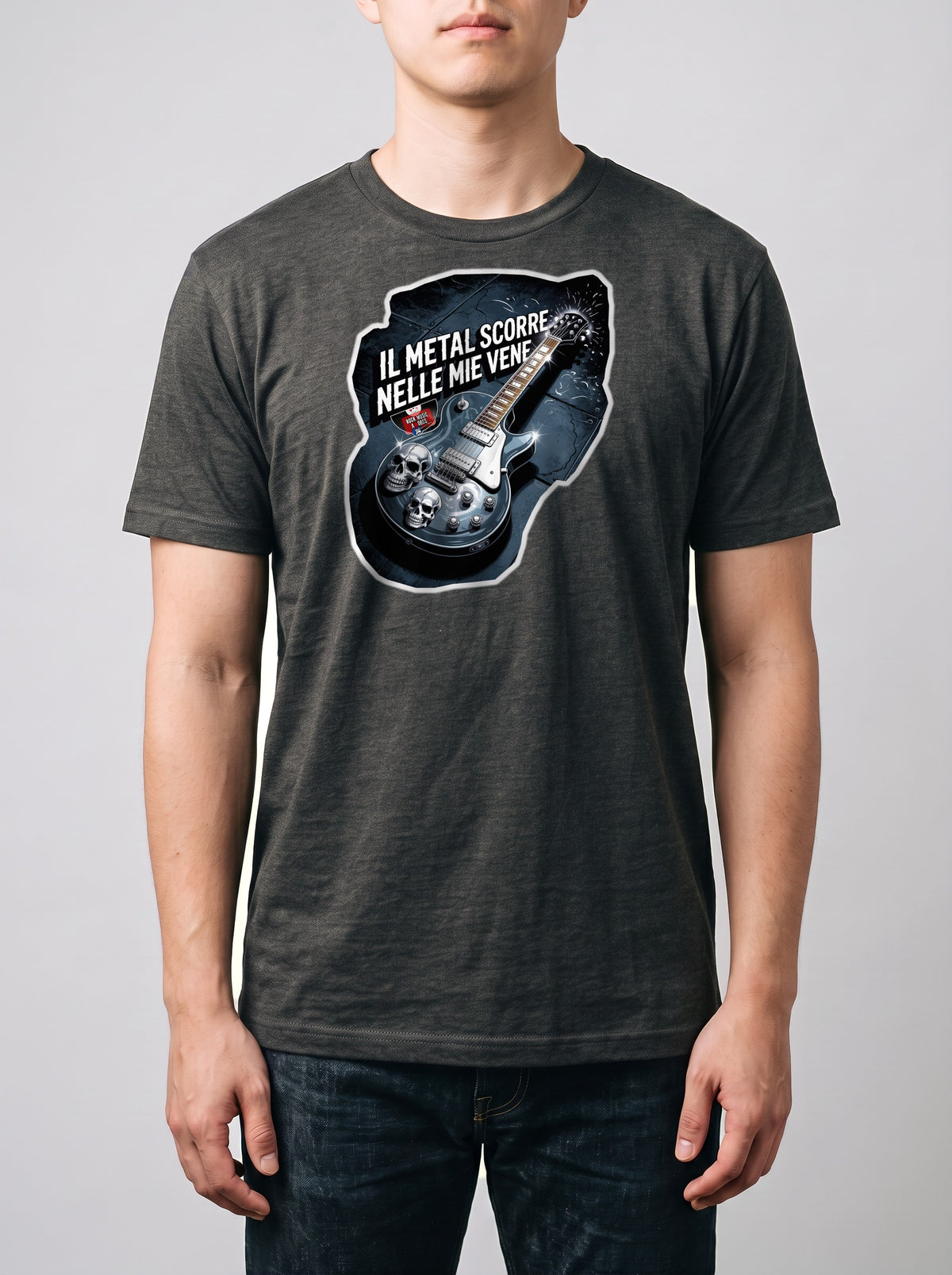 Corporatura media, 180 cm per 78 kg, con la t-shirt grigio melange «Il metal scorre nelle mie vene» in taglia L (ricostruzione al computer)