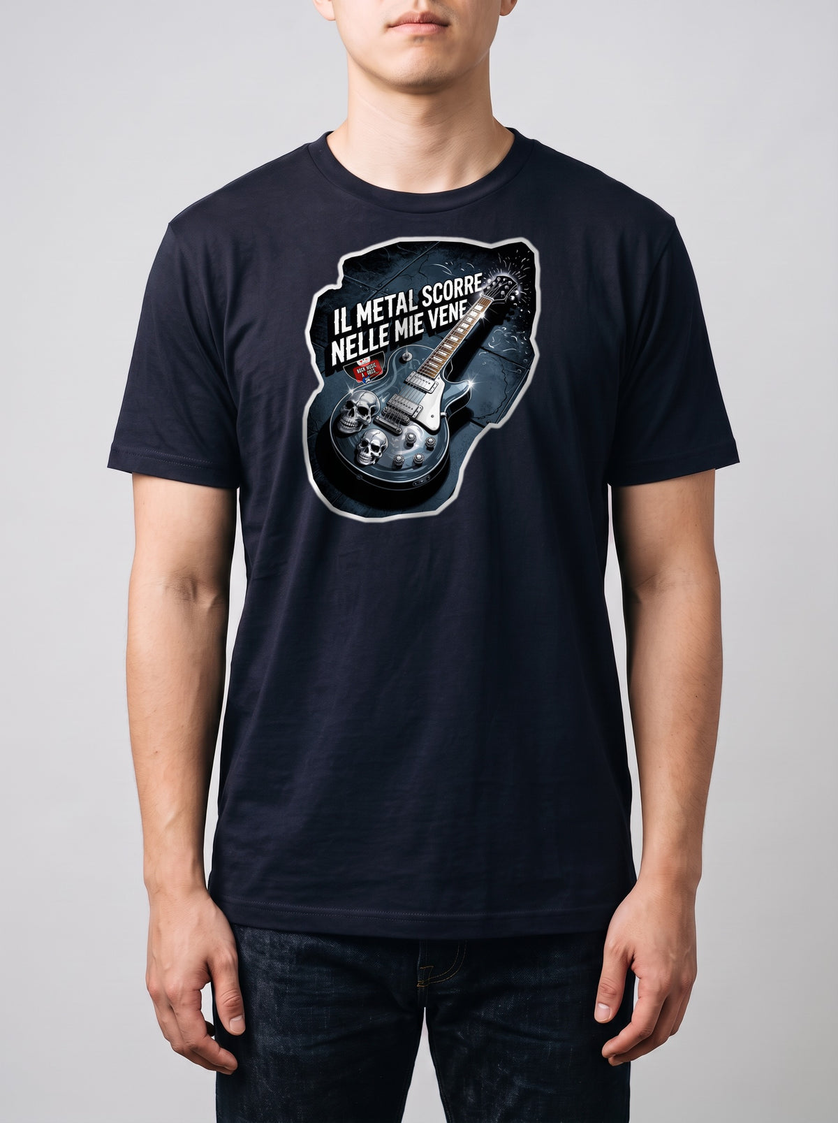 Corporatura media, 180 cm per 78 kg, con la t-shirt blu navy «Il metal scorre nelle mie vene» in taglia L (ricostruzione al computer)