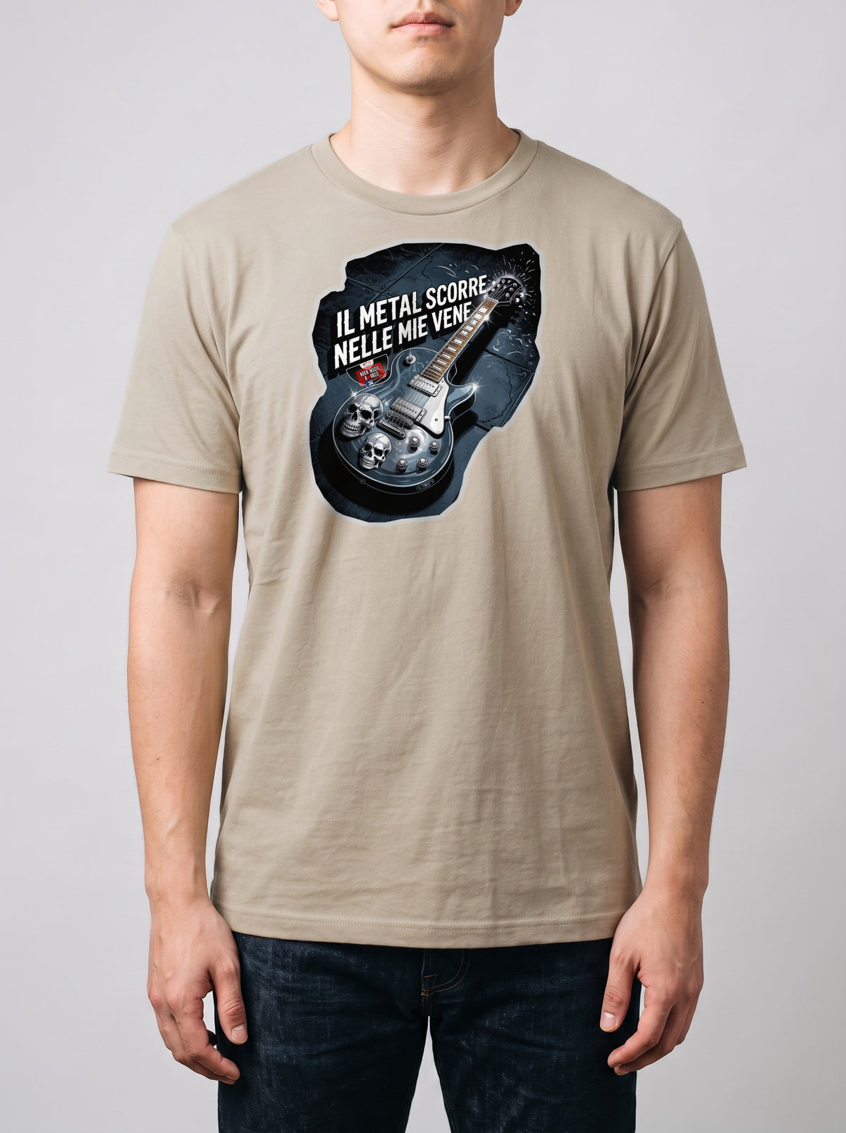 Corporatura media, 180 cm per 78 kg, con la t-shirt color sabbia «Il metal scorre nelle mie vene» in taglia L (ricostruzione al computer)