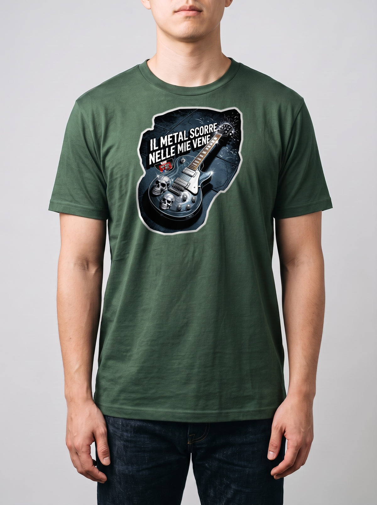 Corporatura media, 180 cm per 78 kg, con la t-shirt verde militare «Il metal scorre nelle mie vene» in taglia L (ricostruzione al computer)