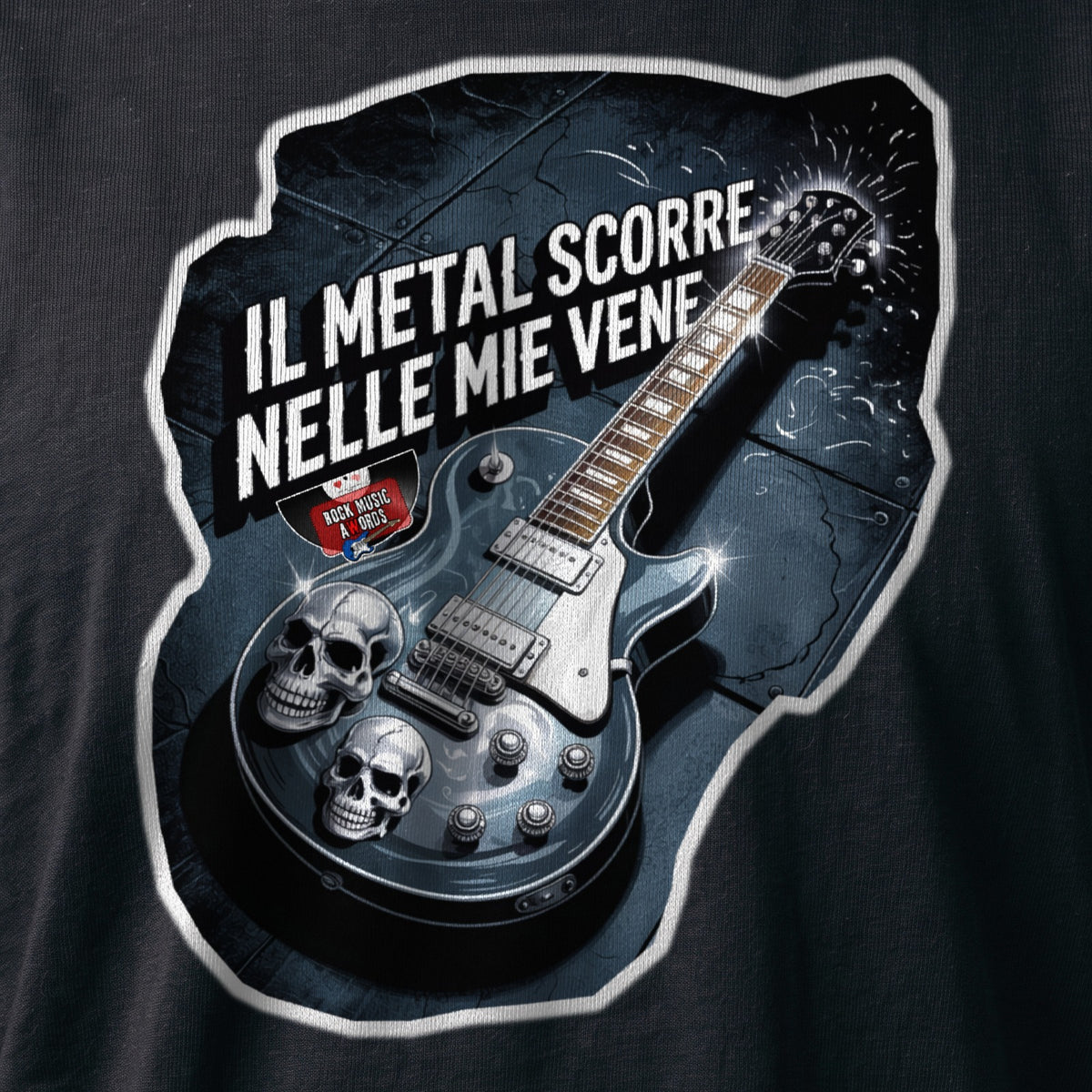 La stampa da vicino sulla t-shirt nera: «Il metal scorre nelle mie vene», sul cotone (ricostruzione al computer)