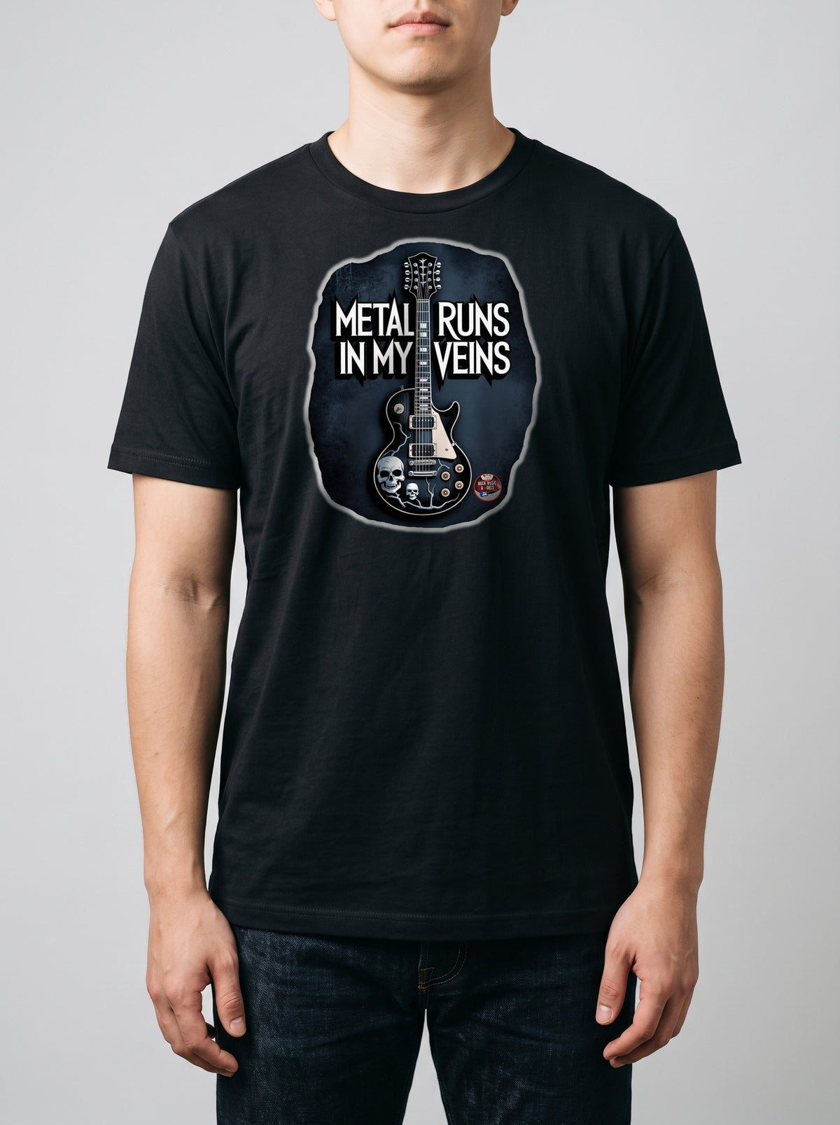 Prova sul modello — corporatura media, 180 cm per 78 kg, indossa la taglia L, versione «Metal runs in my veins» (ricostruzione al computer)