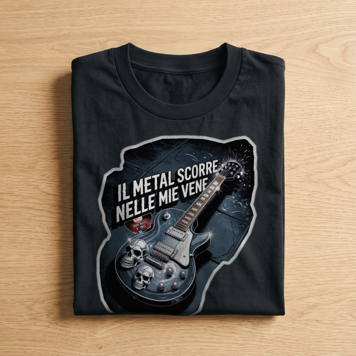 La t-shirt nera «Il metal scorre nelle mie vene» piegata su un piano di legno, come arriva a casa (ricostruzione al computer)