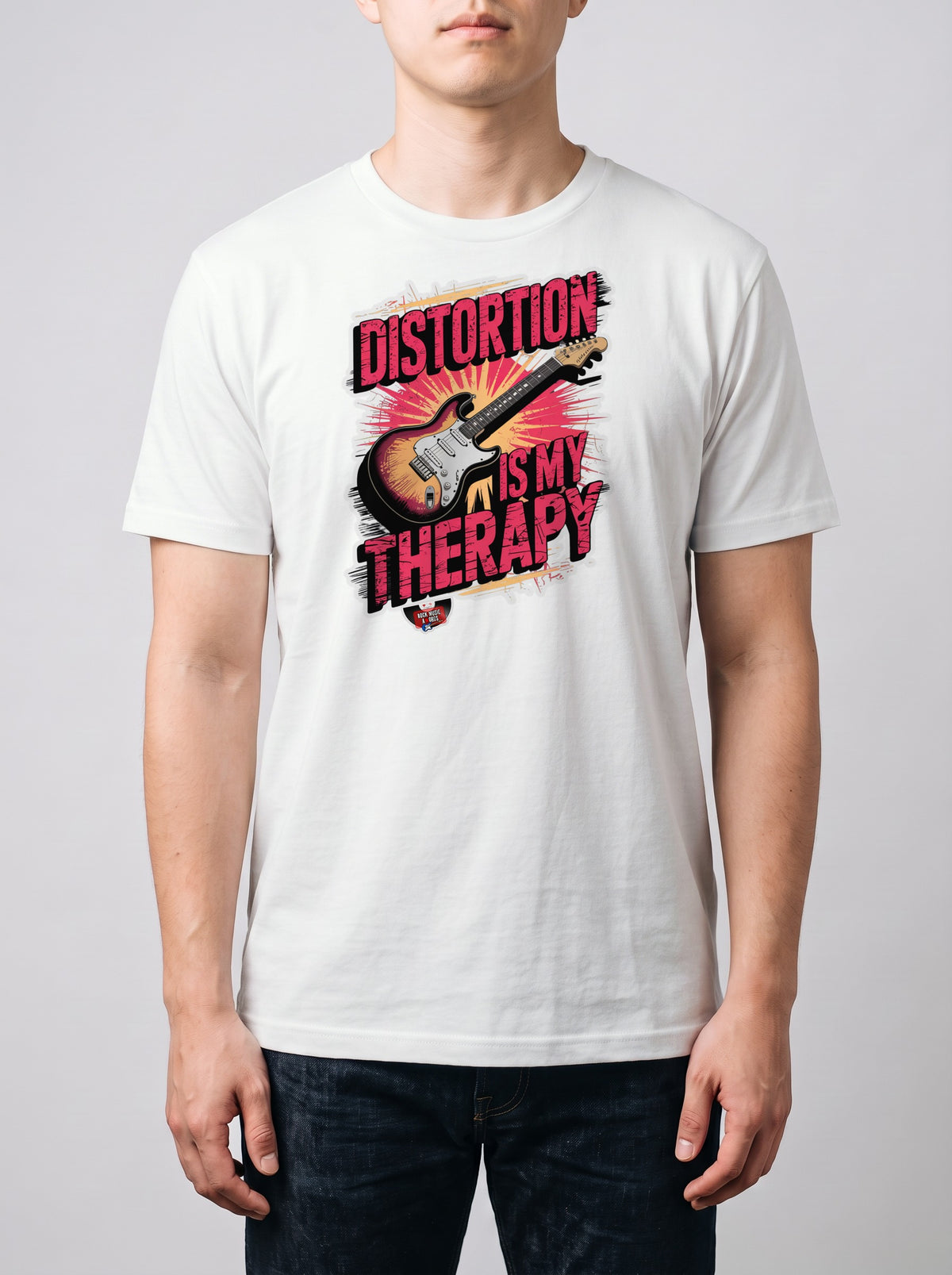 Corporatura media, 180 cm per 78 kg, con la t-shirt bianca «Distortion is my therapy» in taglia L (ricostruzione al computer)