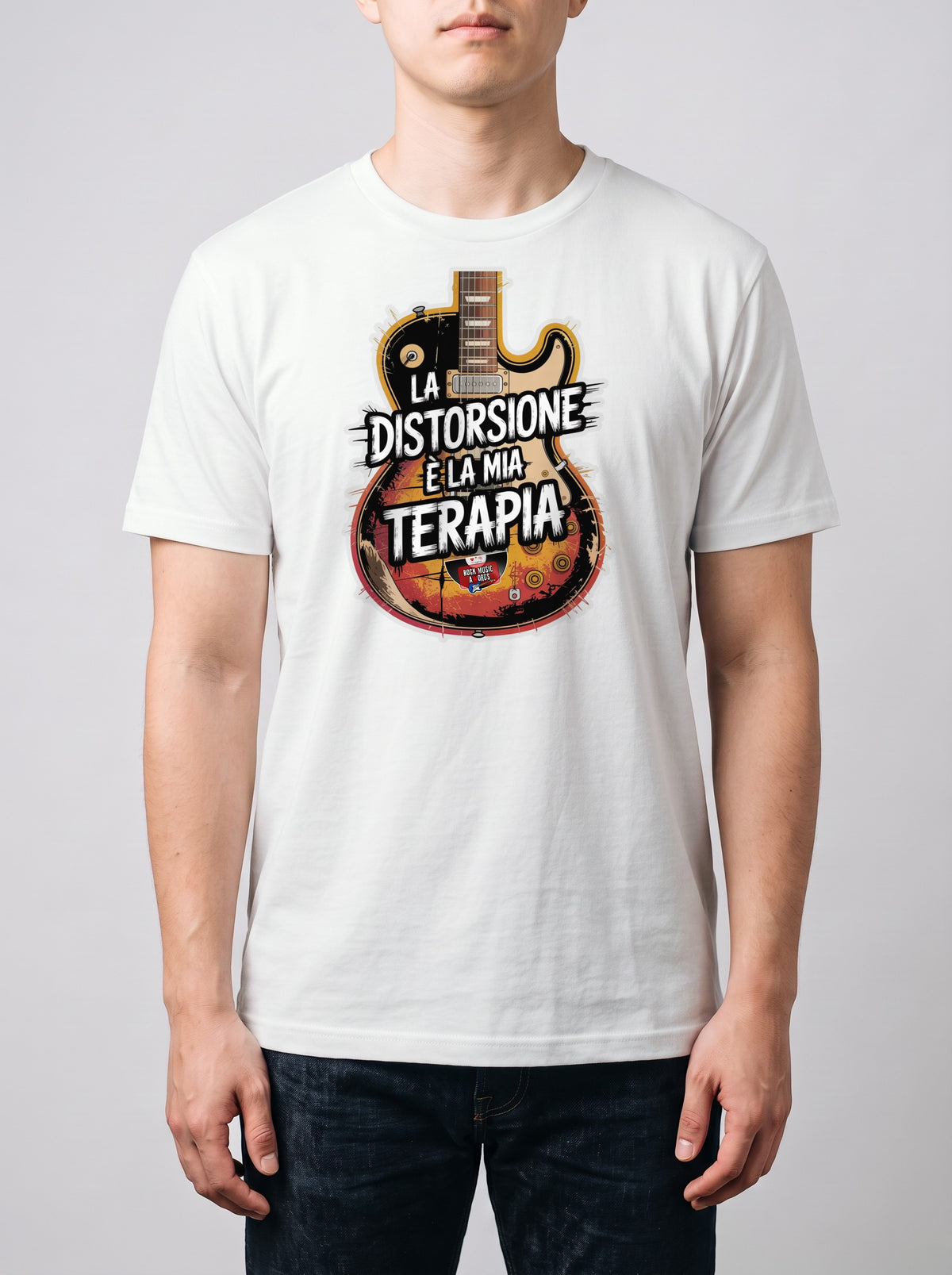 Corporatura media, 180 cm per 78 kg, con la t-shirt bianca «La distorsione è la mia terapia» in taglia L (ricostruzione al computer)
