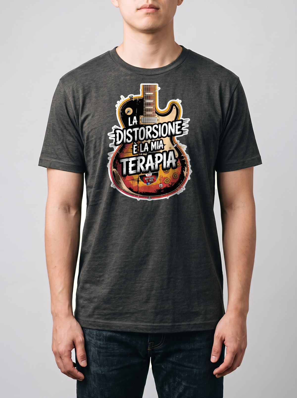 Corporatura media, 180 cm per 78 kg, con la t-shirt grigio melange «La distorsione è la mia terapia» in taglia L (ricostruzione al computer)