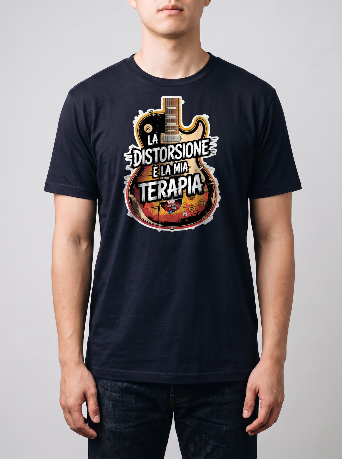 Corporatura media, 180 cm per 78 kg, con la t-shirt blu navy «La distorsione è la mia terapia» in taglia L (ricostruzione al computer)