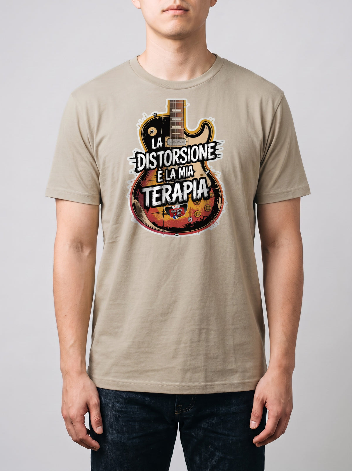 Corporatura media, 180 cm per 78 kg, con la t-shirt color sabbia «La distorsione è la mia terapia» in taglia L (ricostruzione al computer)