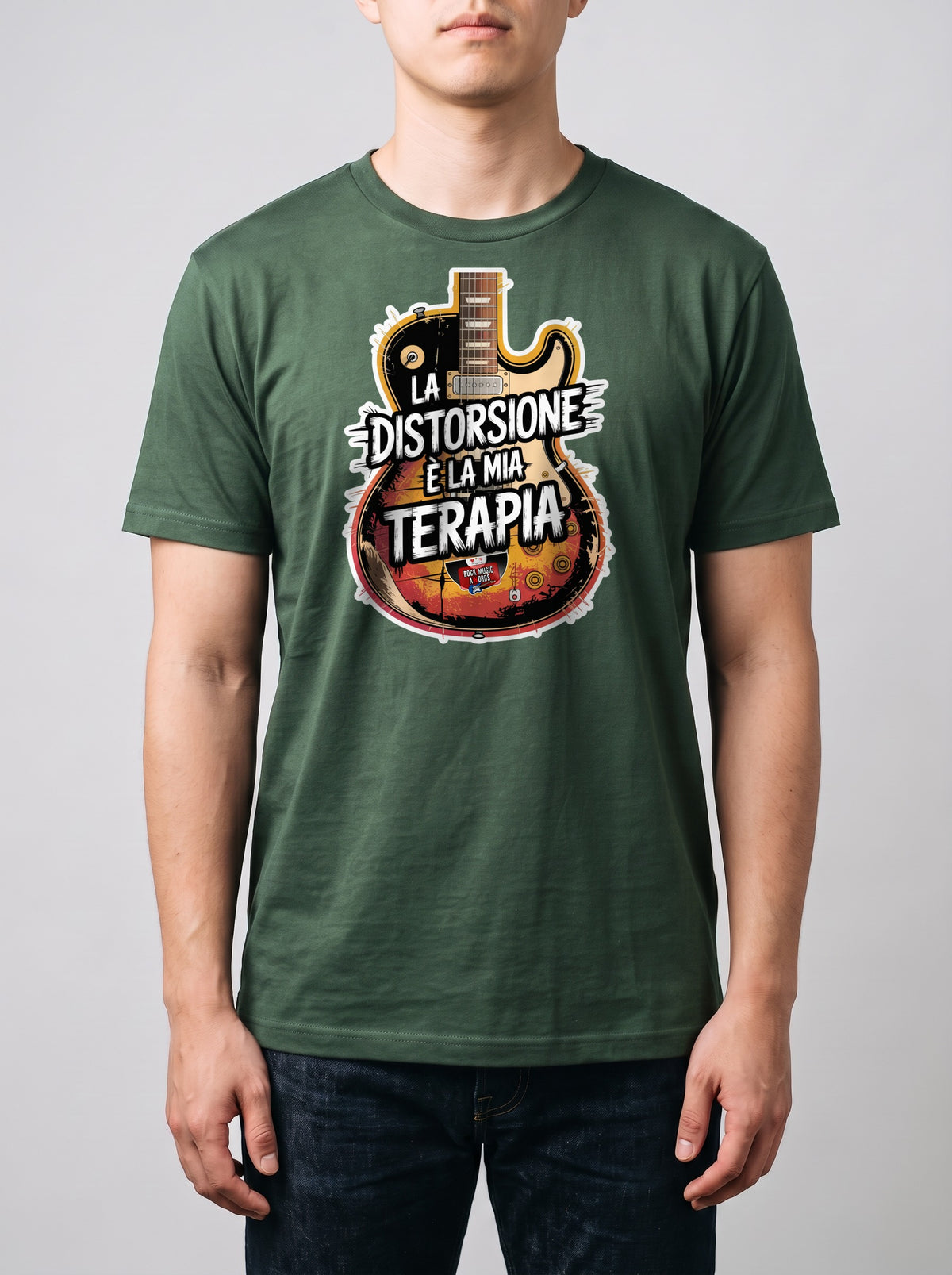 Corporatura media, 180 cm per 78 kg, con la t-shirt verde militare «La distorsione è la mia terapia» in taglia L (ricostruzione al computer)
