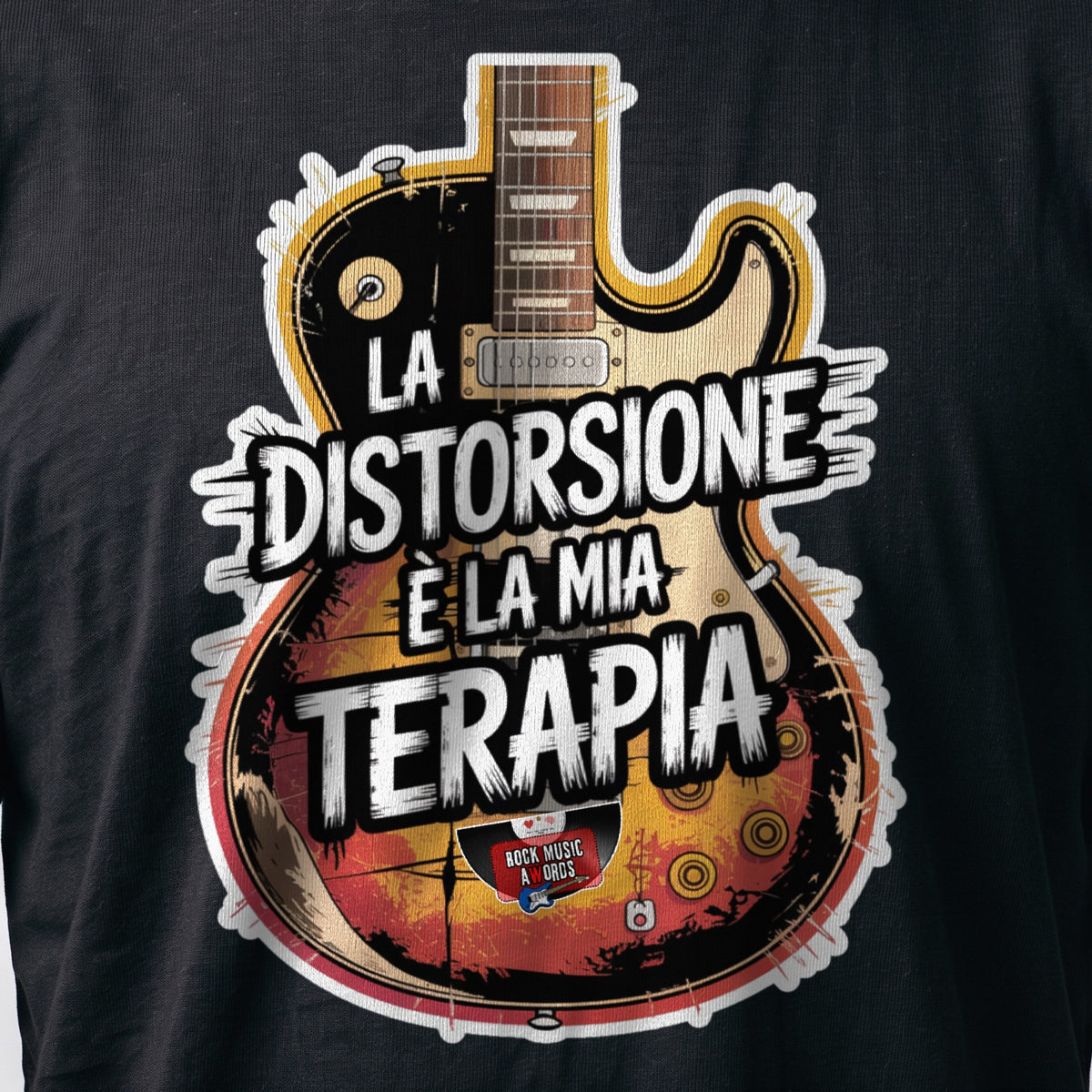 La stampa da vicino sulla t-shirt nera: «La distorsione è la mia terapia», sul cotone (ricostruzione al computer)