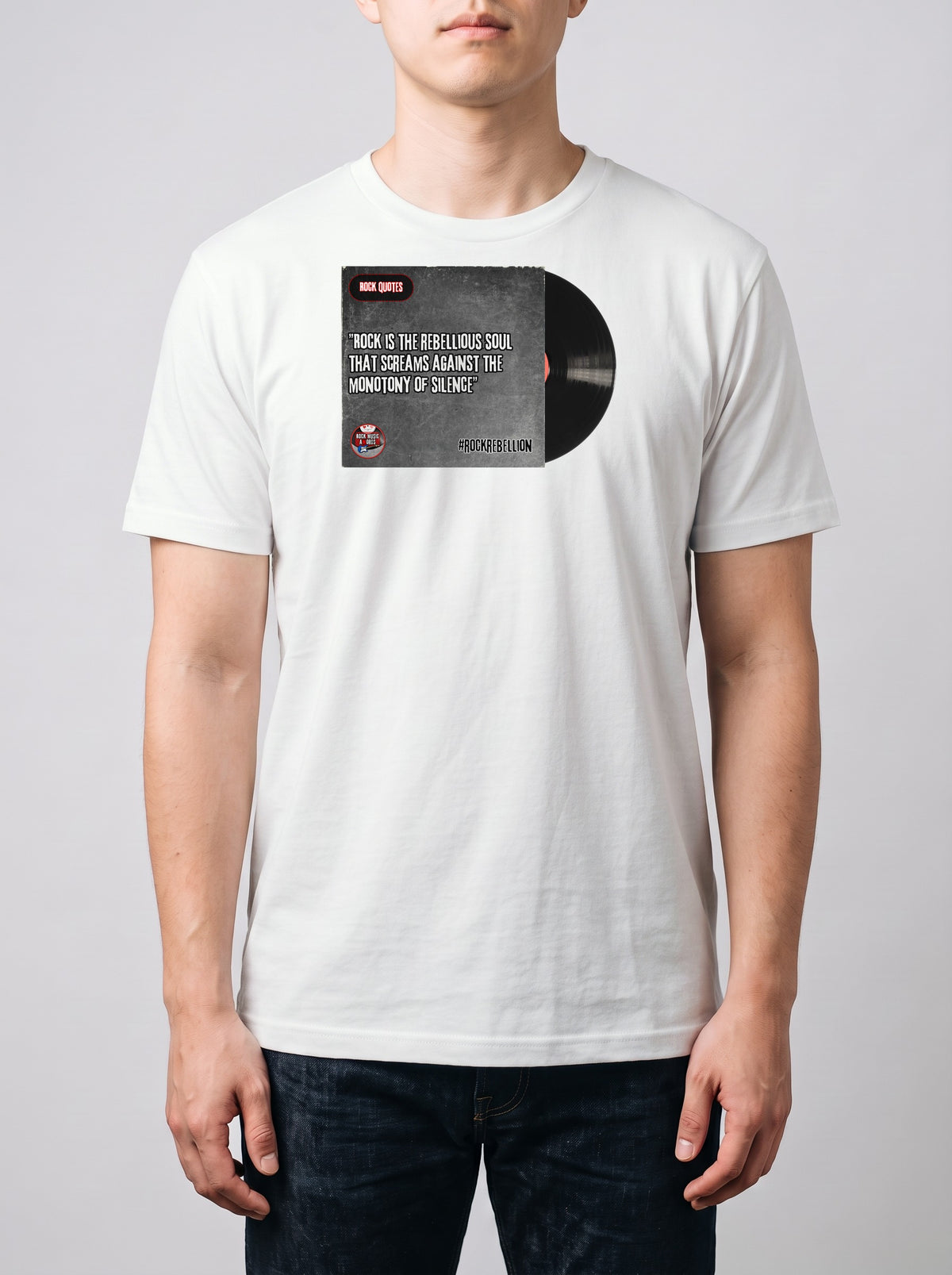 Corporatura media, 180 cm per 78 kg, con la t-shirt bianca «#RockRebellion» in taglia L (ricostruzione al computer)