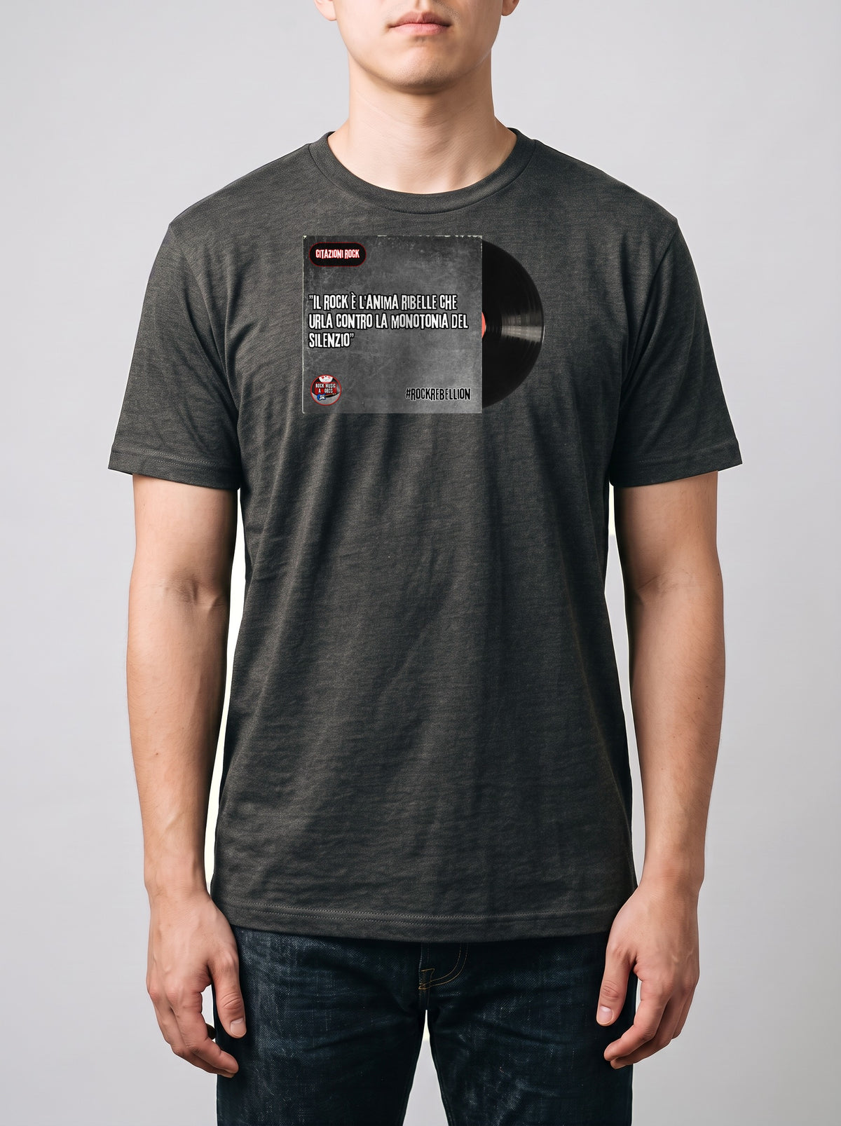 Corporatura media, 180 cm per 78 kg, con la t-shirt grigio melange «#RockRebellion: il rock è l'anima ribelle che urla contro la monotonia del silenzio» in taglia L (ricostruzione al computer)