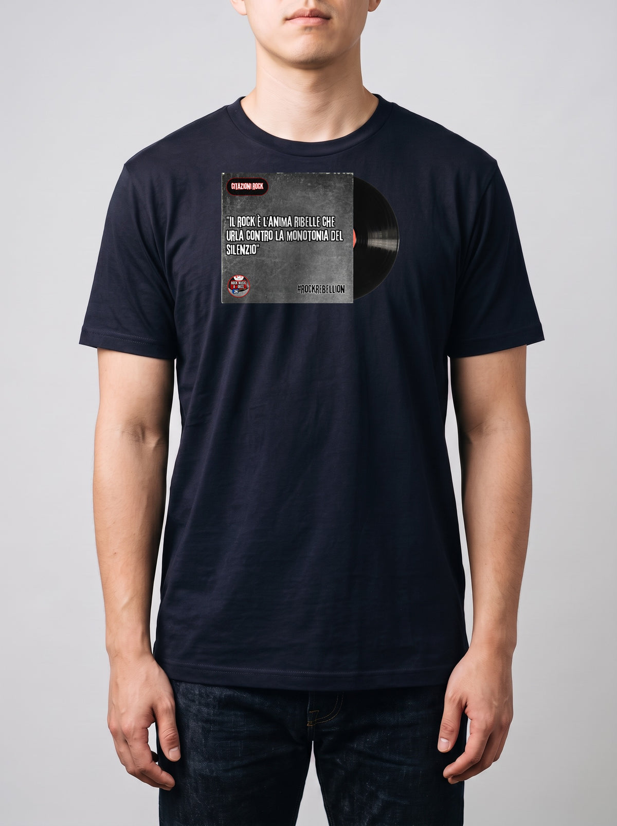 Corporatura media, 180 cm per 78 kg, con la t-shirt blu navy «#RockRebellion: il rock è l'anima ribelle che urla contro la monotonia del silenzio» in taglia L (ricostruzione al computer)