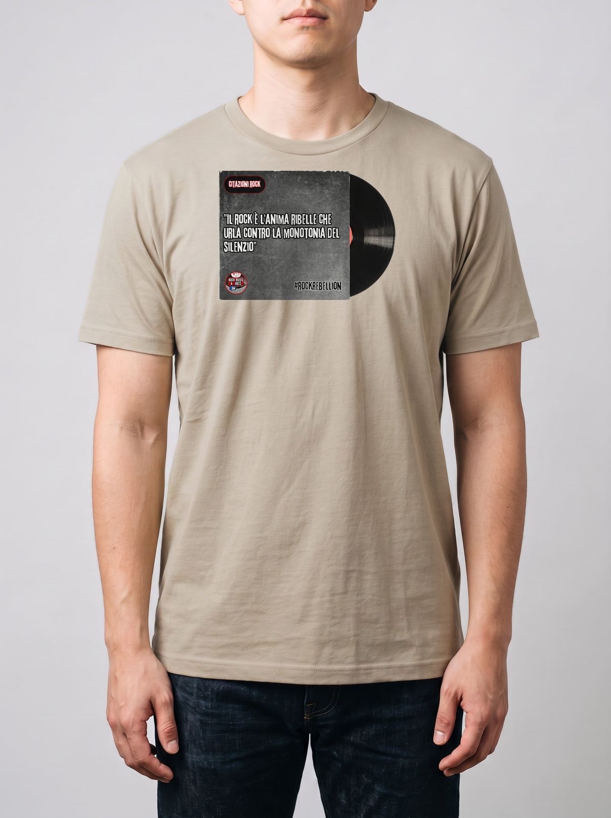 Corporatura media, 180 cm per 78 kg, con la t-shirt color sabbia «#RockRebellion: il rock è l'anima ribelle che urla contro la monotonia del silenzio» in taglia L (ricostruzione al computer)