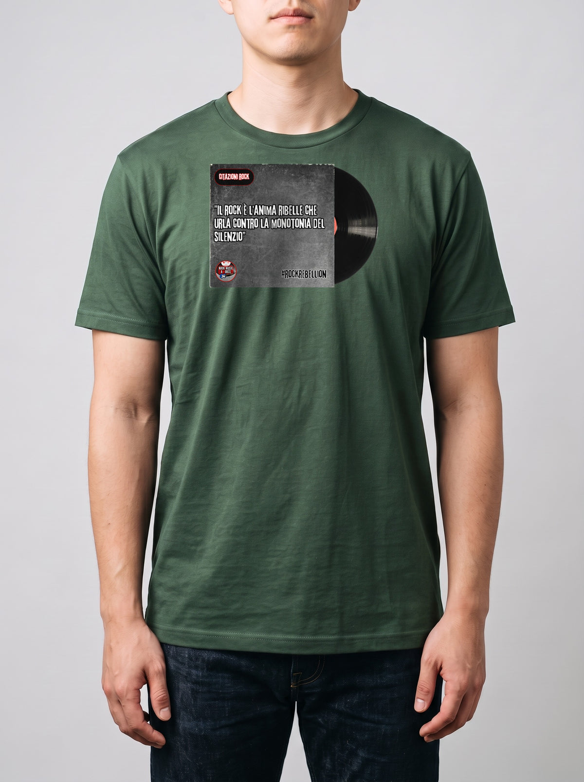 Corporatura media, 180 cm per 78 kg, con la t-shirt verde militare «#RockRebellion: il rock è l'anima ribelle che urla contro la monotonia del silenzio» in taglia L (ricostruzione al computer)
