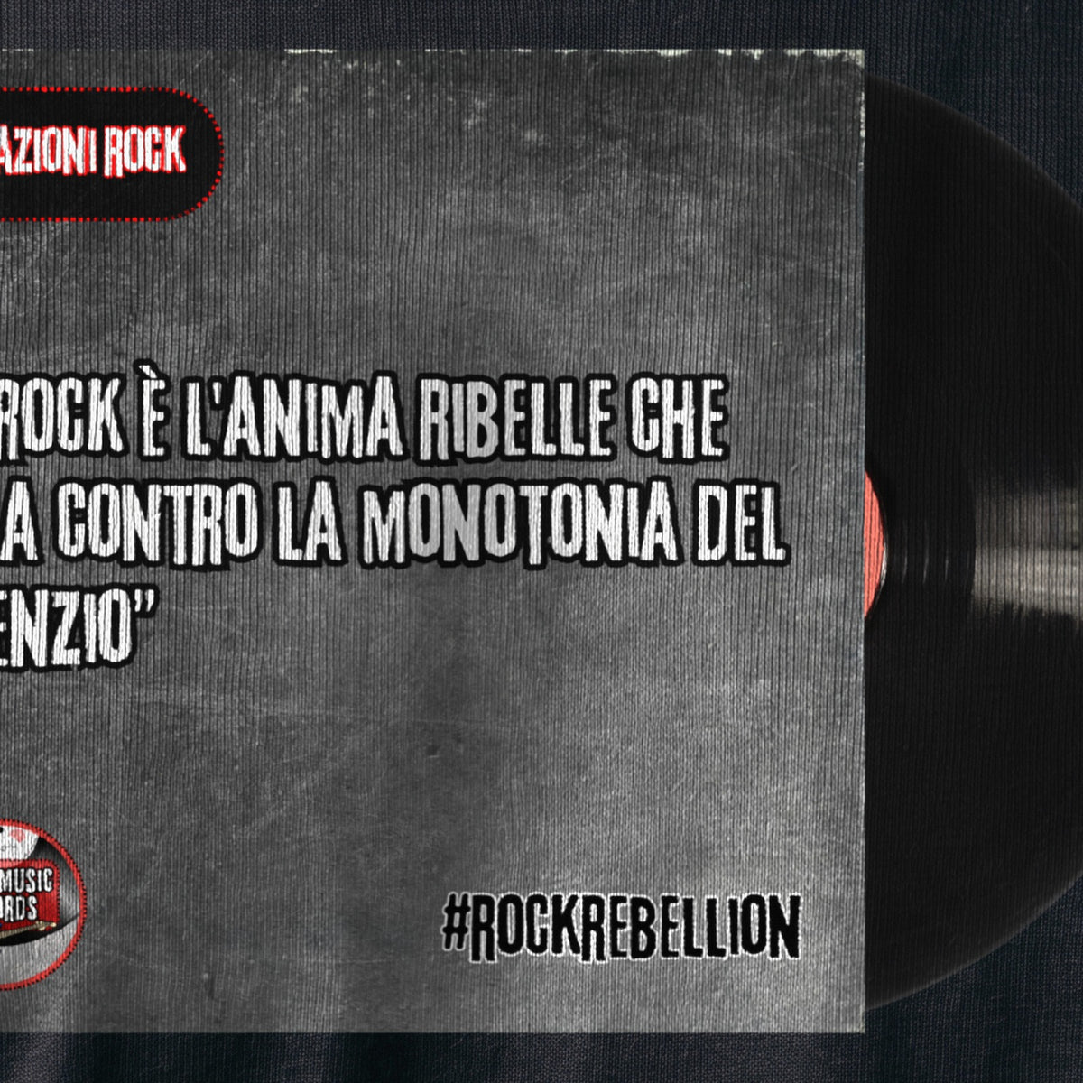 La stampa da vicino sulla t-shirt nera: «#RockRebellion: il rock è l'anima ribelle che urla contro la monotonia del silenzio», sul cotone (ricostruzione al computer)