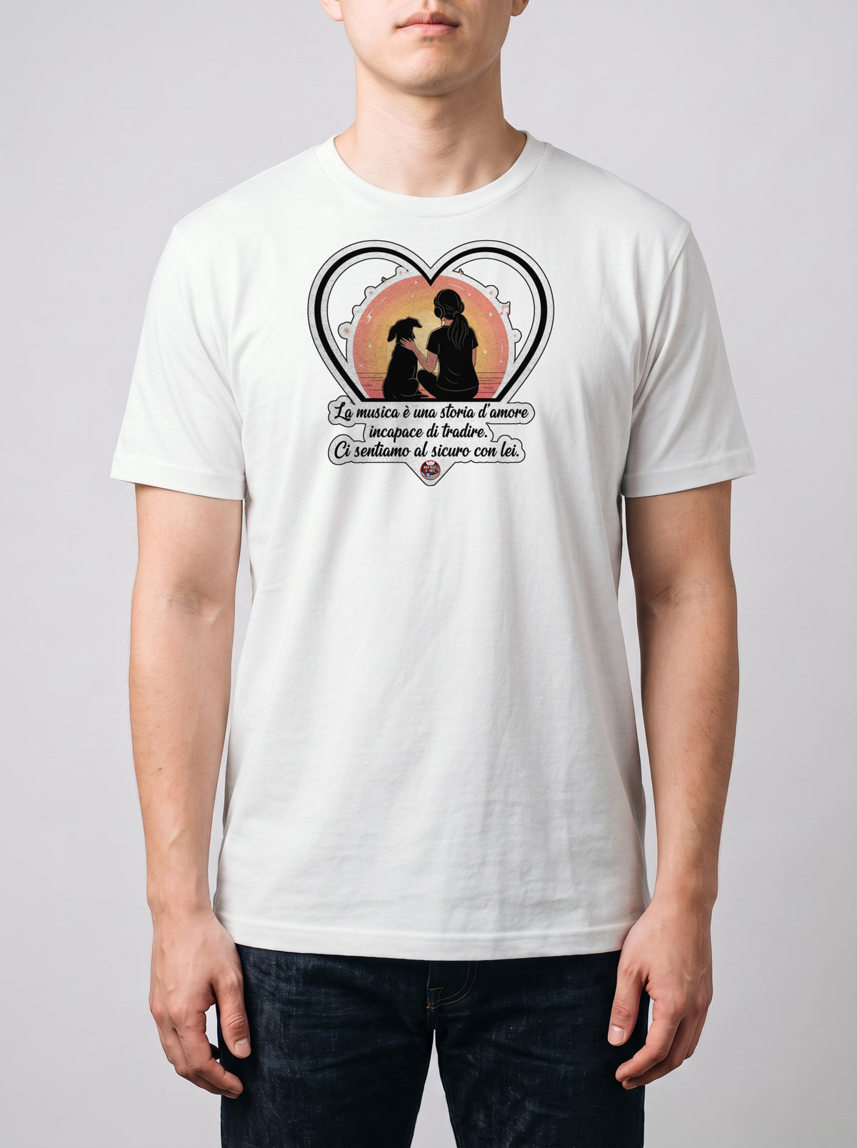 Corporatura media, 180 cm per 78 kg, con la t-shirt bianca «La musica è una storia d'amore incapace di tradire» in taglia L (ricostruzione al computer)