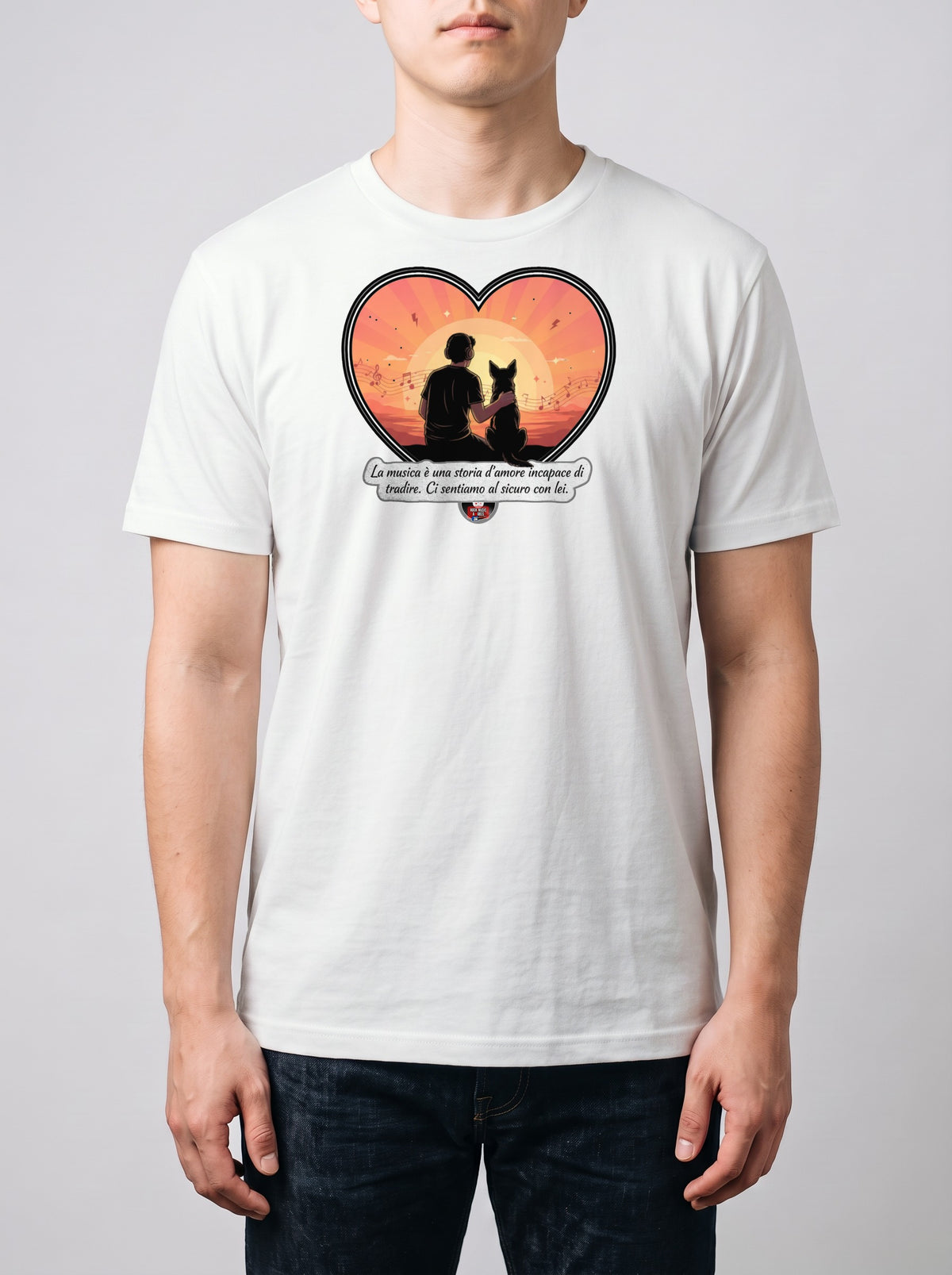 Corporatura media, 180 cm per 78 kg, con la t-shirt bianca «La musica è una storia d'amore incapace di tradire» in taglia L (ricostruzione al computer)