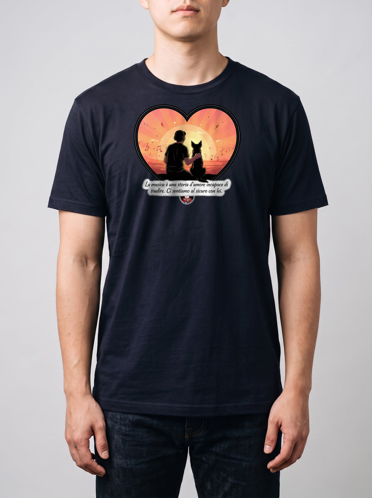 Corporatura media, 180 cm per 78 kg, con la t-shirt blu navy «La musica è una storia d'amore incapace di tradire» in taglia L (ricostruzione al computer)