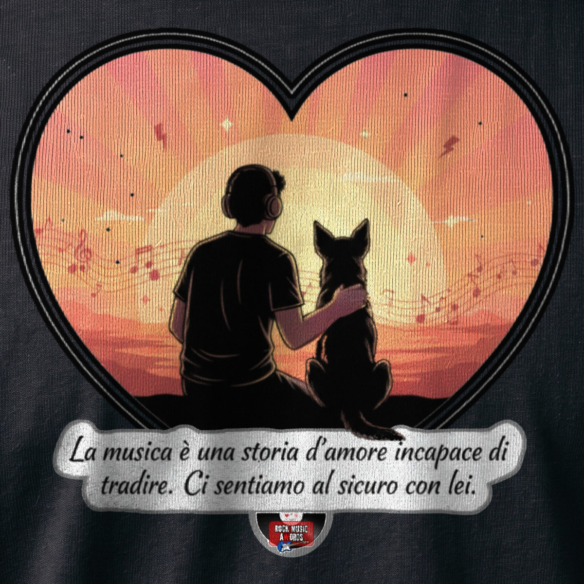 La stampa da vicino sulla t-shirt nera: «La musica è una storia d'amore incapace di tradire», sul cotone (ricostruzione al computer)