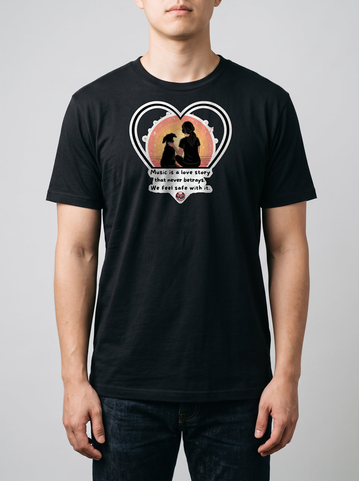 Prova sul modello — corporatura media, 180 cm per 78 kg, indossa la taglia L, versione «Music is a love story that never betrays» (ricostruzione al computer)