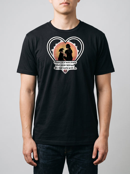 Prova sul modello — corporatura media, 180 cm per 78 kg, indossa la taglia L, versione «Music is a love story that never betrays» (ricostruzione al computer)