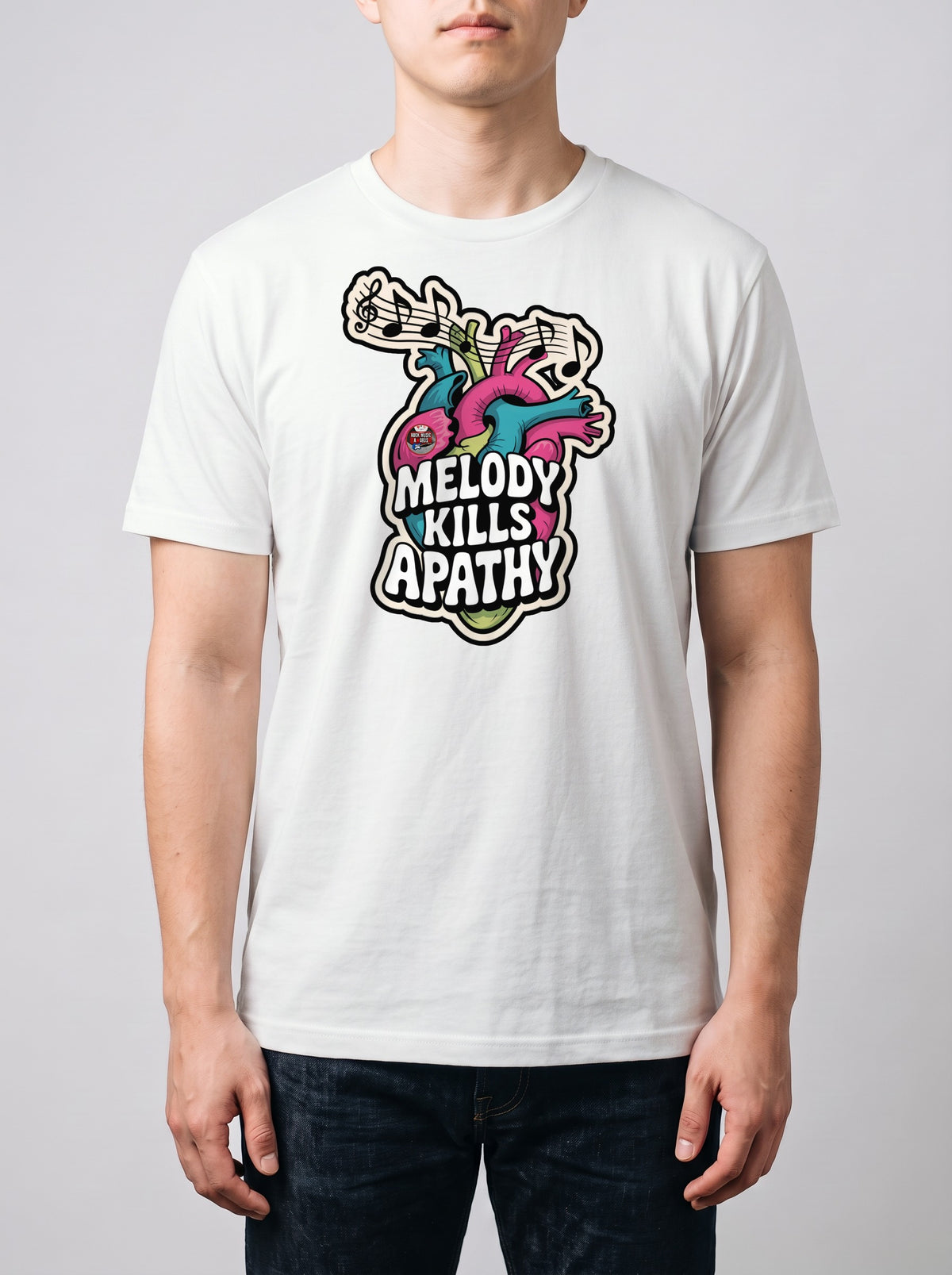 Corporatura media, 180 cm per 78 kg, con la t-shirt bianca «Melody kills apathy» in taglia L (ricostruzione al computer)