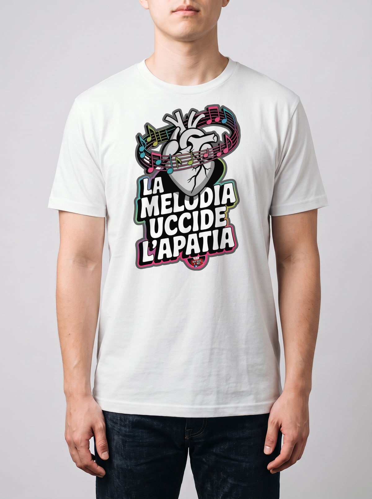 Corporatura media, 180 cm per 78 kg, con la t-shirt bianca «La melodia uccide l'apatia» in taglia L (ricostruzione al computer)