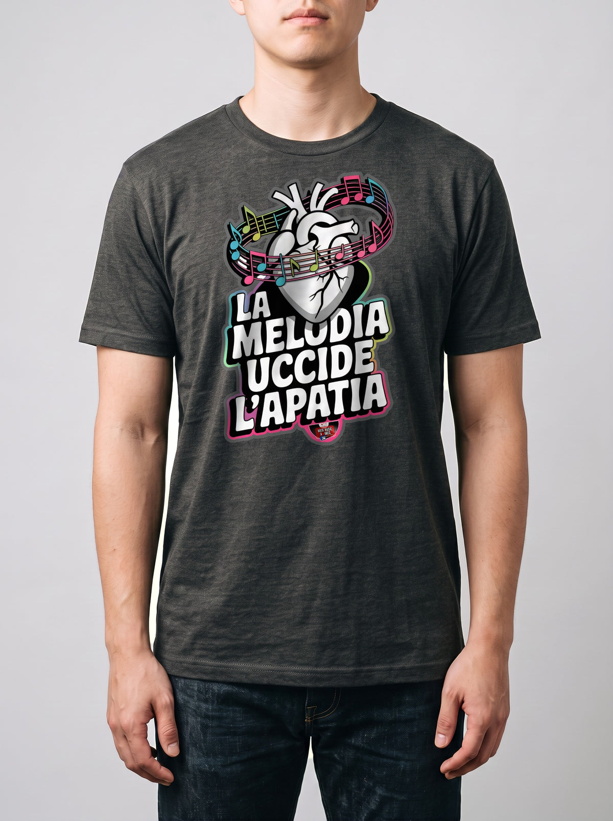 Corporatura media, 180 cm per 78 kg, con la t-shirt grigio melange «La melodia uccide l'apatia» in taglia L (ricostruzione al computer)