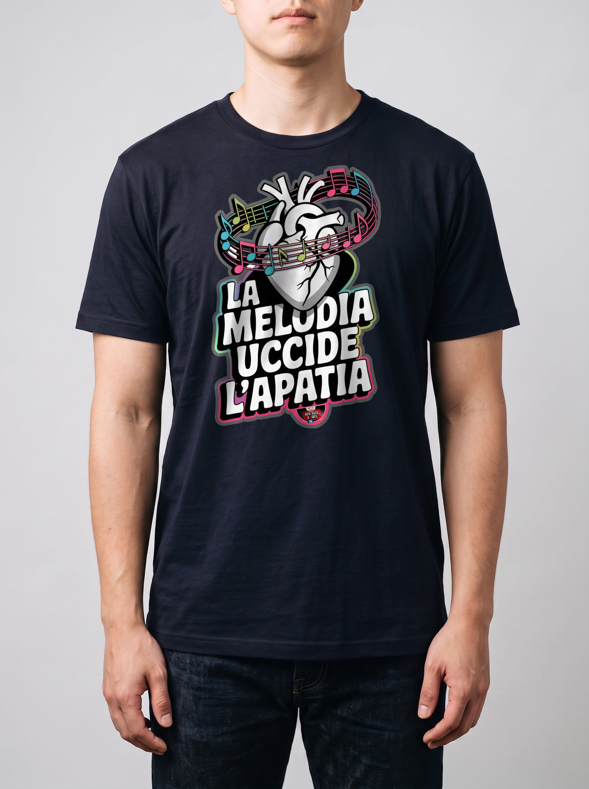 Corporatura media, 180 cm per 78 kg, con la t-shirt blu navy «La melodia uccide l'apatia» in taglia L (ricostruzione al computer)