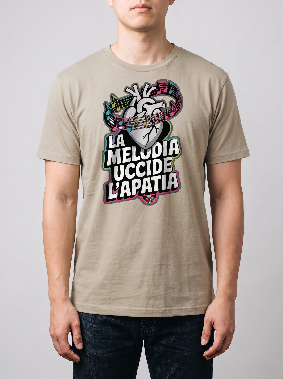 Corporatura media, 180 cm per 78 kg, con la t-shirt color sabbia «La melodia uccide l'apatia» in taglia L (ricostruzione al computer)