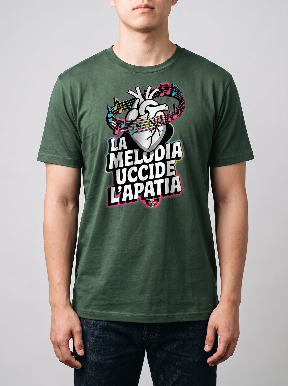 Corporatura media, 180 cm per 78 kg, con la t-shirt verde militare «La melodia uccide l'apatia» in taglia L (ricostruzione al computer)