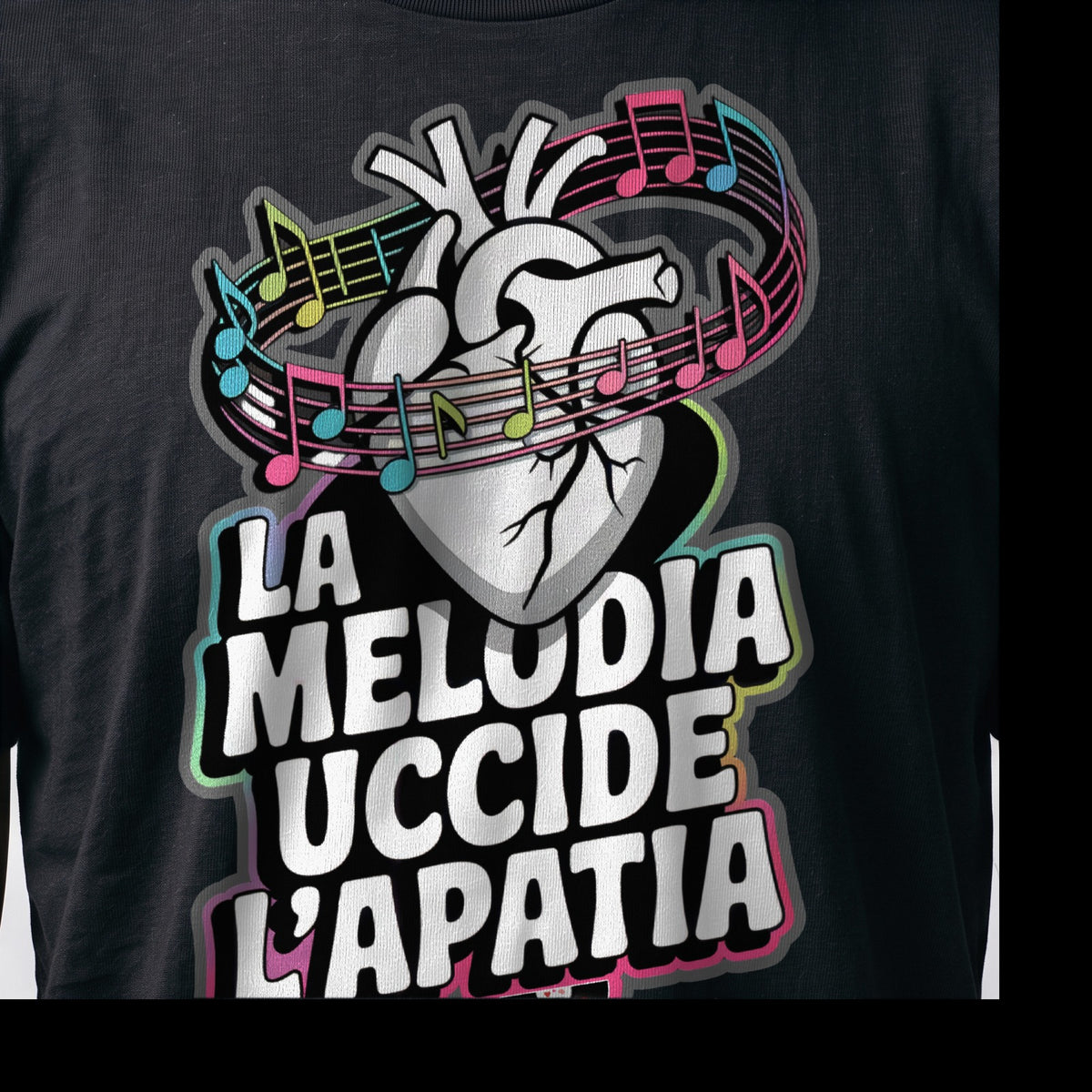 La stampa da vicino sulla t-shirt nera: «La melodia uccide l'apatia», sul cotone (ricostruzione al computer)