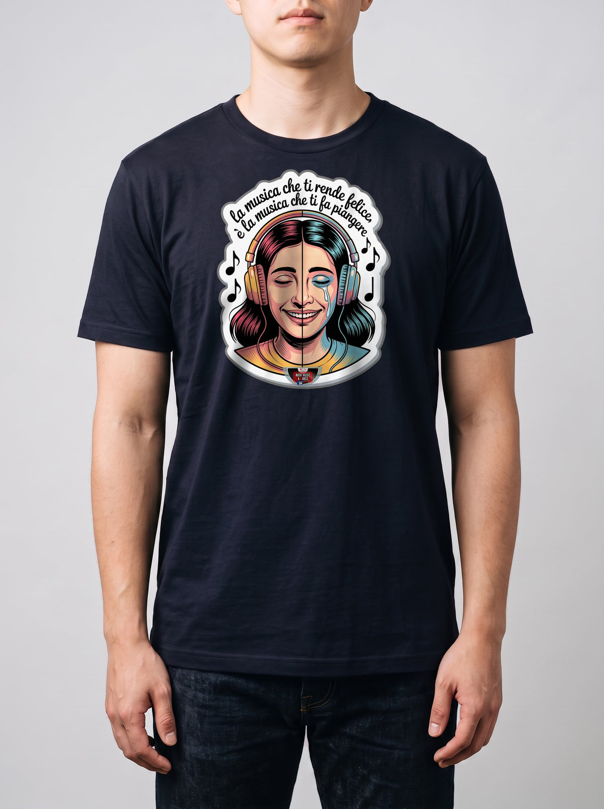 Corporatura media, 180 cm per 78 kg, con la t-shirt blu navy «La musica che ti rende felice è la musica che ti fa piangere» in taglia L (ricostruzione al computer)