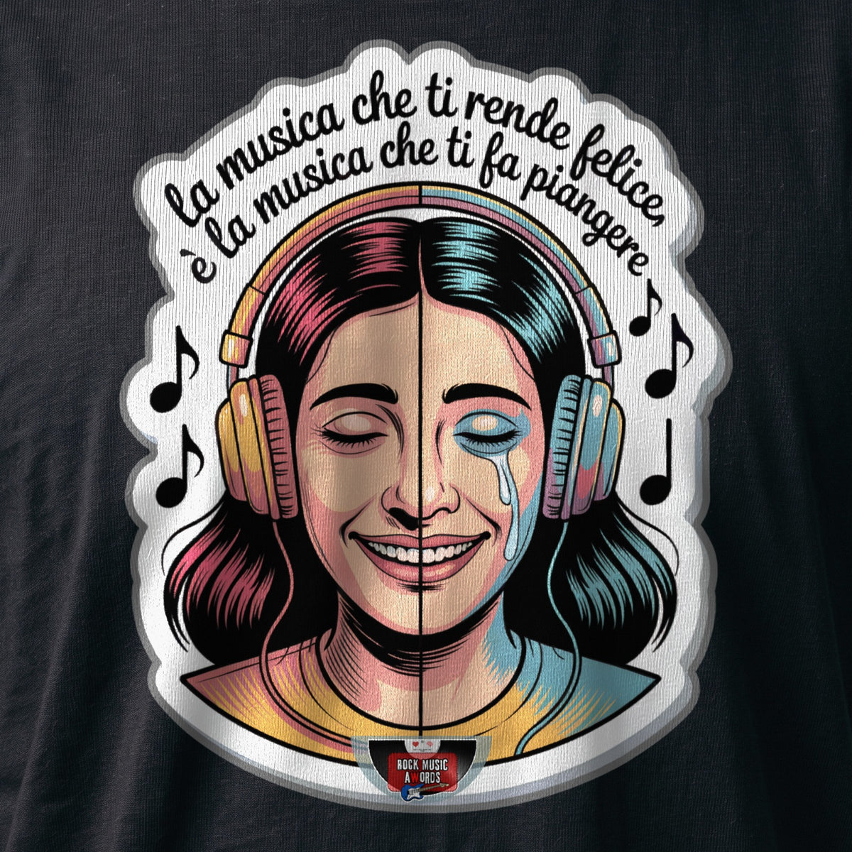 La stampa da vicino sulla t-shirt nera: «La musica che ti rende felice è la musica che ti fa piangere», sul cotone (ricostruzione al computer)