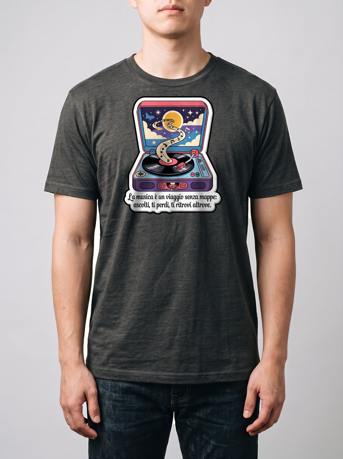 Corporatura media, 180 cm per 78 kg, con la t-shirt grigio melange «La musica è un viaggio senza mappe» in taglia L (ricostruzione al computer)