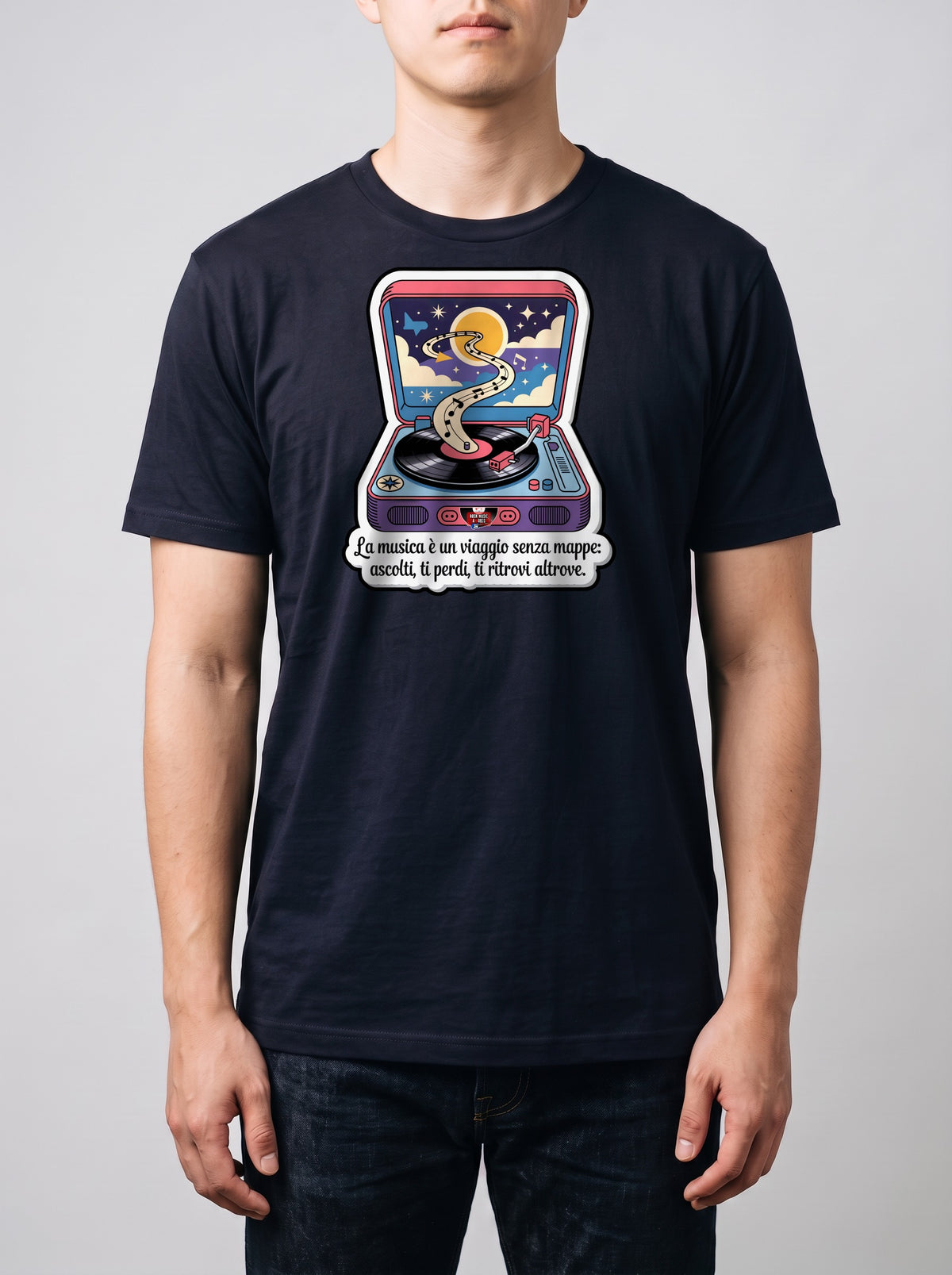 Corporatura media, 180 cm per 78 kg, con la t-shirt blu navy «La musica è un viaggio senza mappe» in taglia L (ricostruzione al computer)