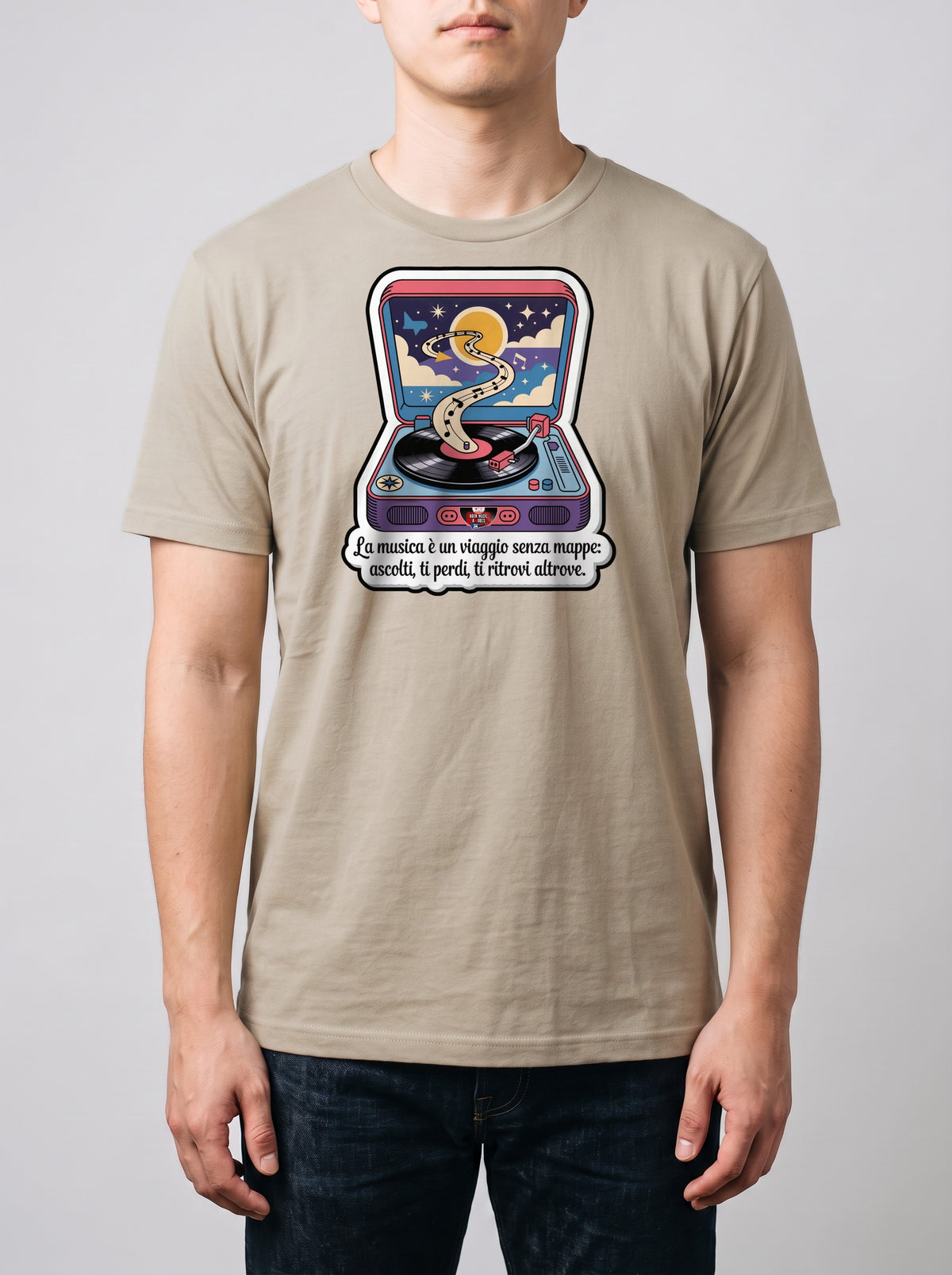Corporatura media, 180 cm per 78 kg, con la t-shirt color sabbia «La musica è un viaggio senza mappe» in taglia L (ricostruzione al computer)